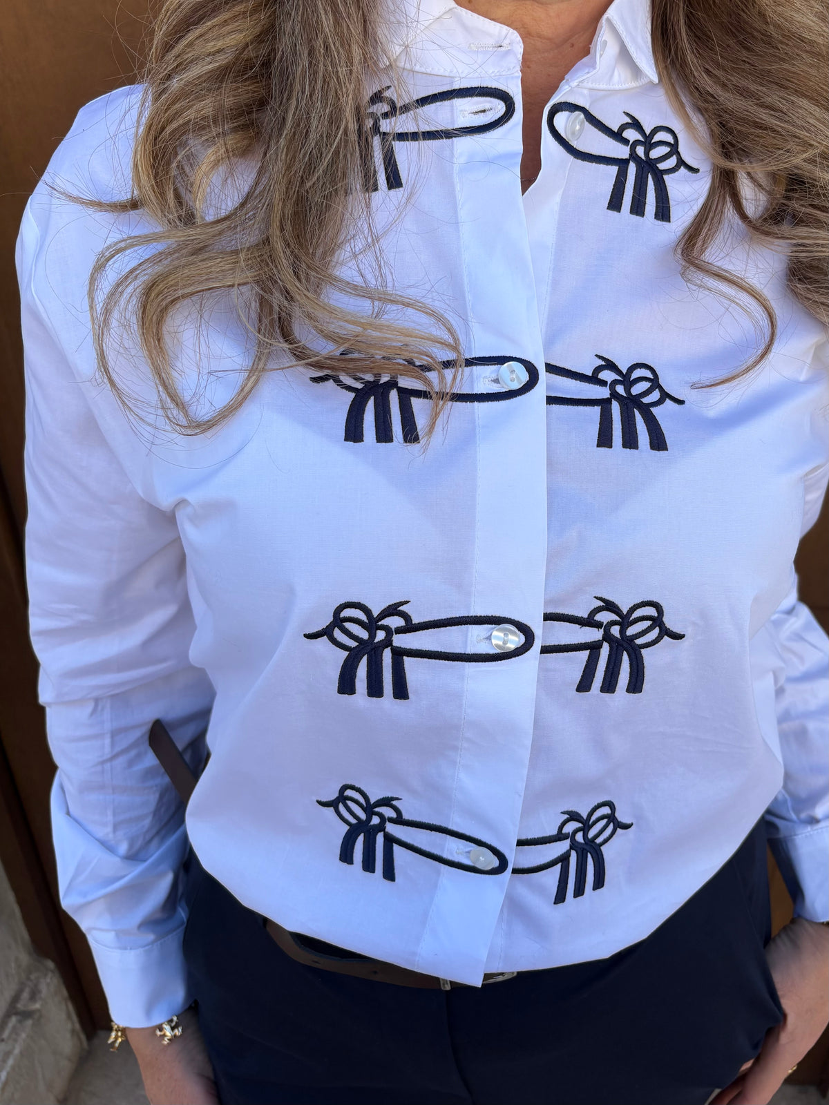 Camicia Donna Bianca a Maniche Lunghe con Dettagli Alamari Blu