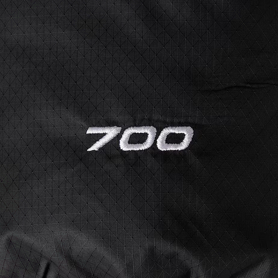 Piumino tecnico con coulisse interna regolabile