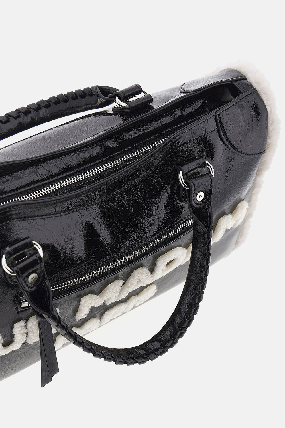 Vista laterale della Shine Tote con finitura laminata e bordi morbidi.