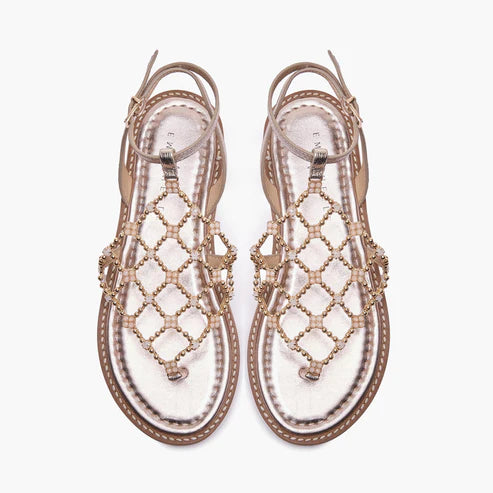 Dettaglio dell’accessorio con strass.