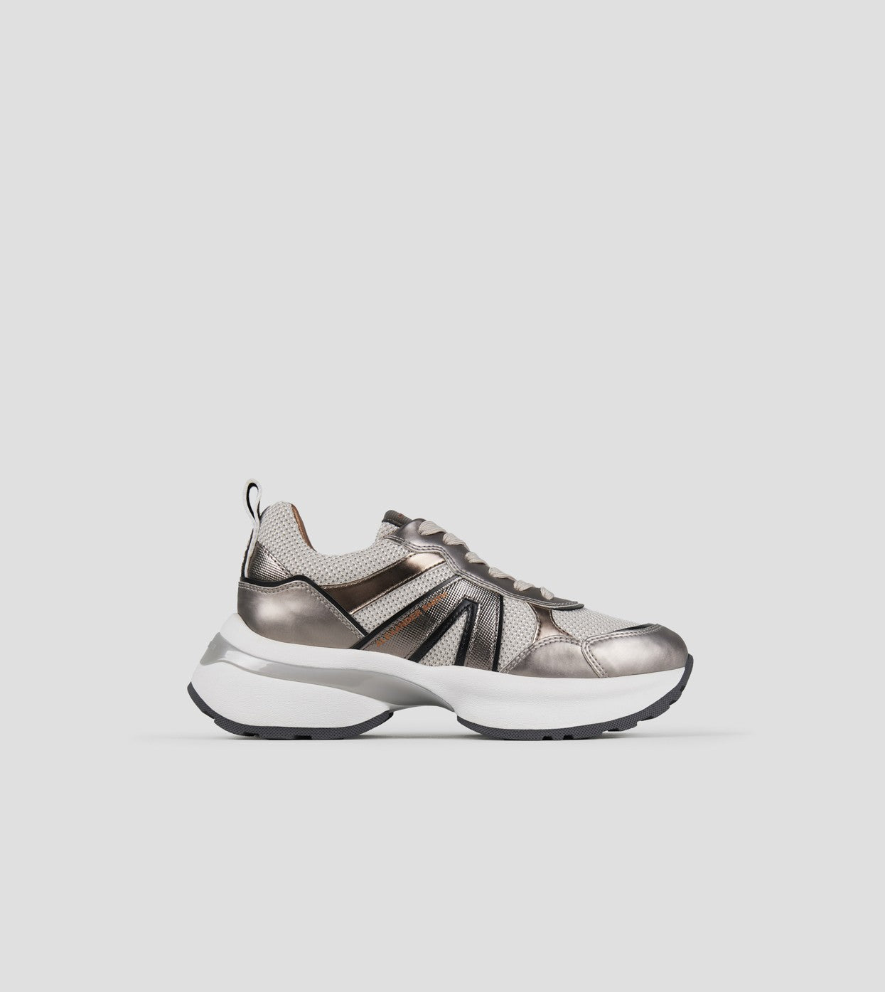 Sneaker Alexander Smith Victoria in mesh argento con dettagli specchio, vista laterale