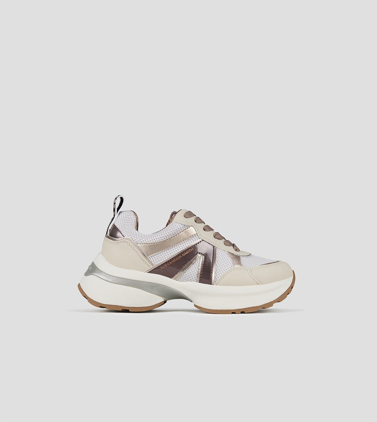 Sneaker Alexander Smith Victoria in mesh argento con dettagli specchio, vista laterale.