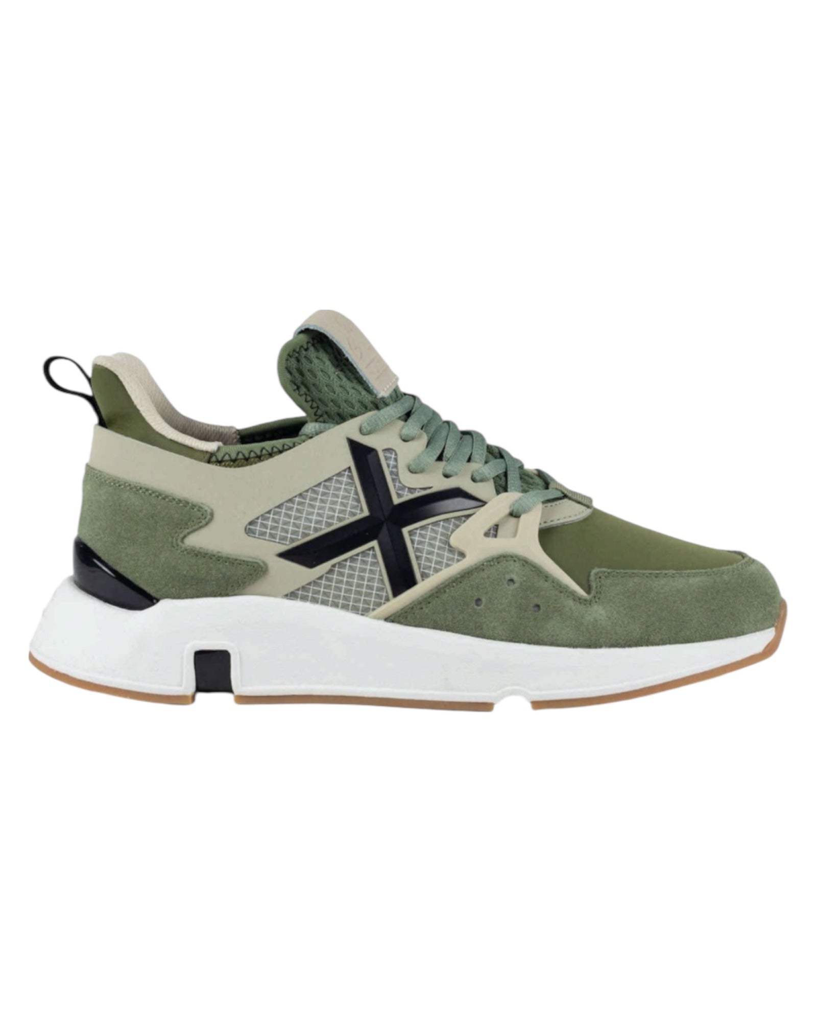 Vista laterale delle sneakers MUNICH CLIK 109 che evidenzia il design Barru anni ’70 e l’iconica X nera a contrasto sulla pelle verde cachi.