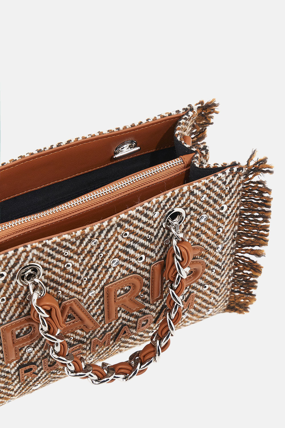 Dettaglio del logo PARIS in ecopelle e delle applicazioni di strass.