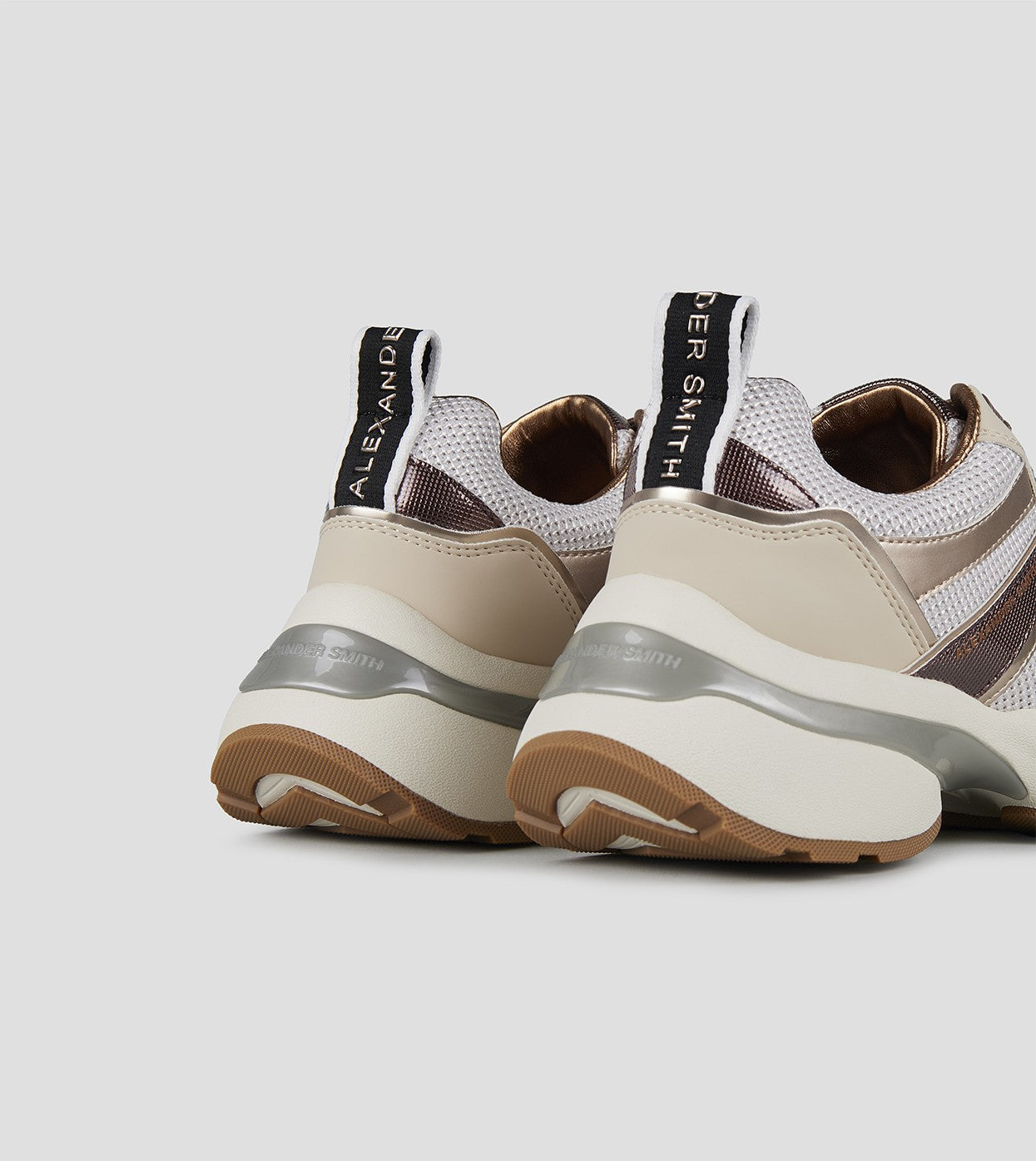 Dettaglio dei pannelli metallici e del logo marrone laterale della Victoria.