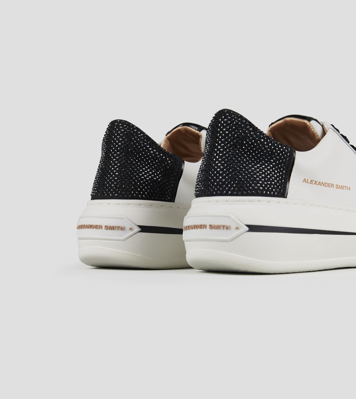 Primo piano degli occhielli e delle finiture della sneaker