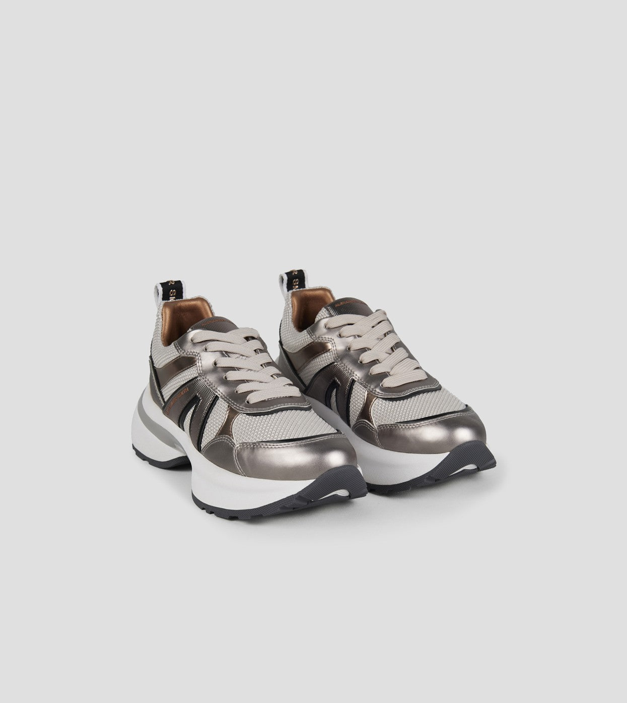 Dettaglio della tomaia in mesh argento con finiture specchio del modello Victoria.