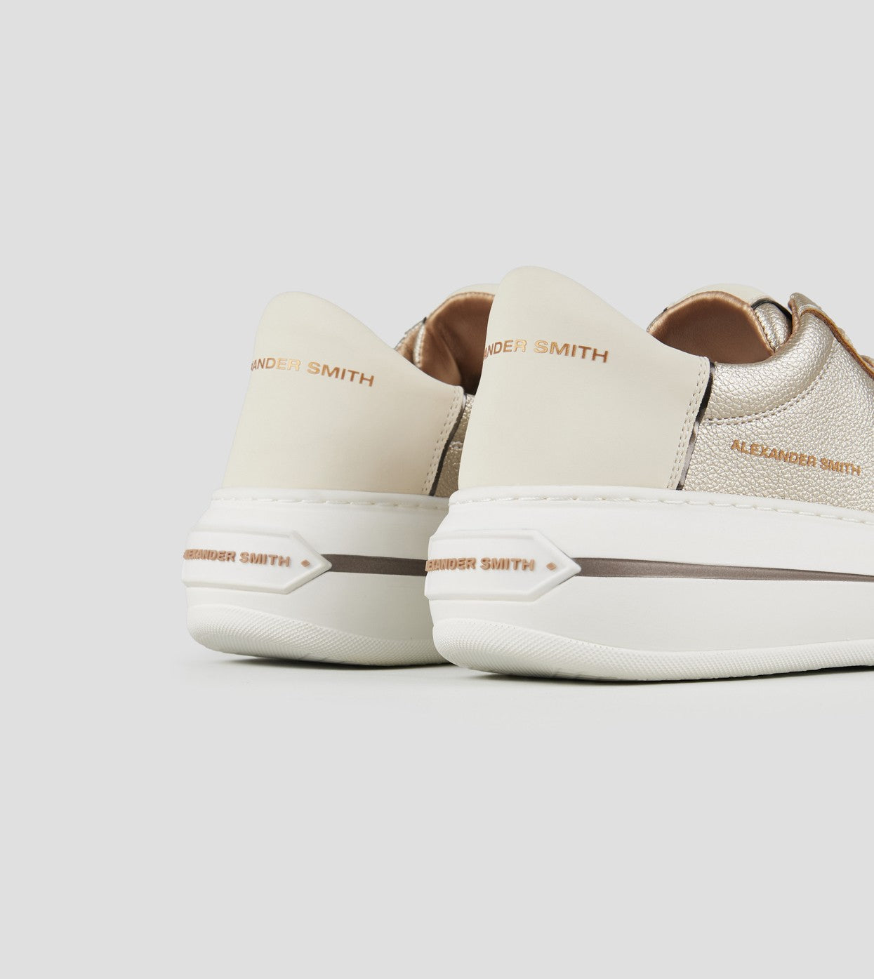 Dettaglio della tomaia in pelle bottalata laminata oro Alexander Smith.