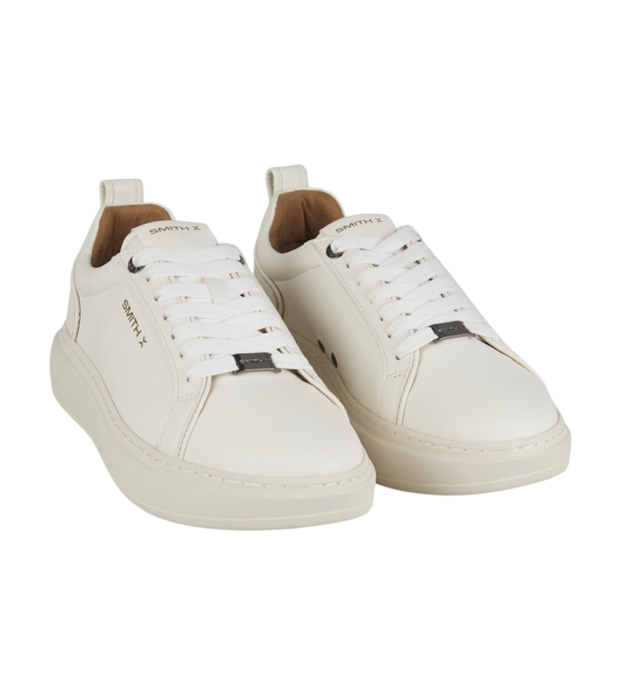 Vista frontale della sneaker con linea pulita ed estetica essenziale.