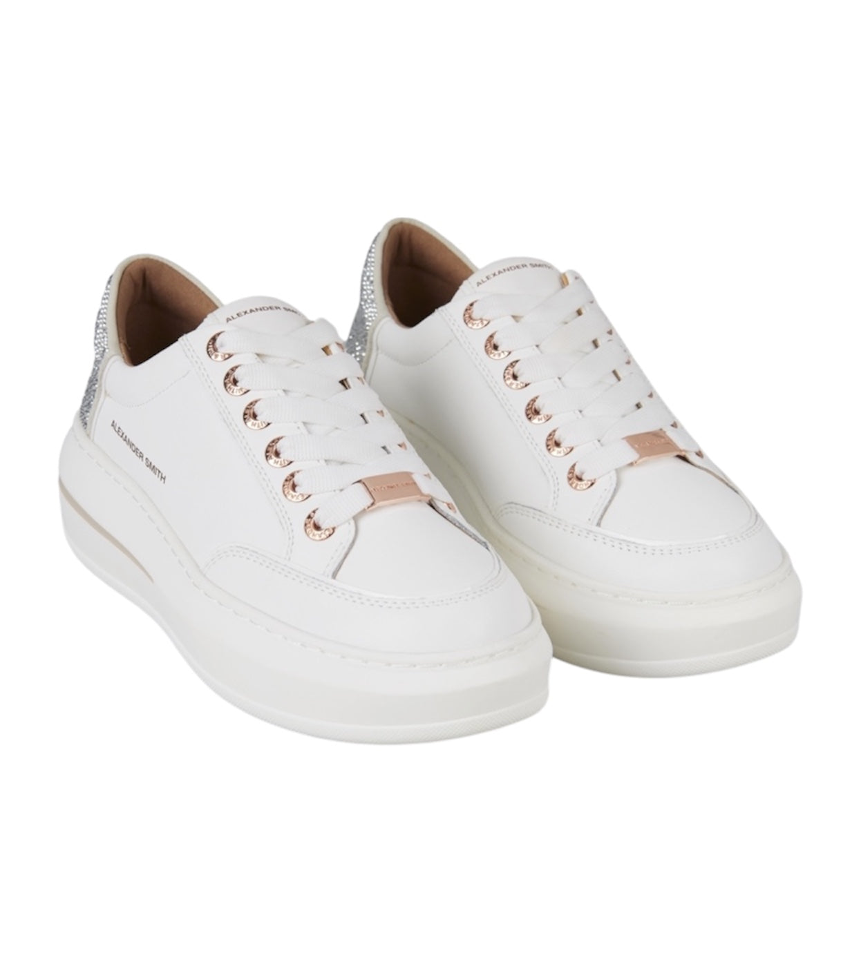 Vista frontale della sneaker con linee eleganti e pulite.