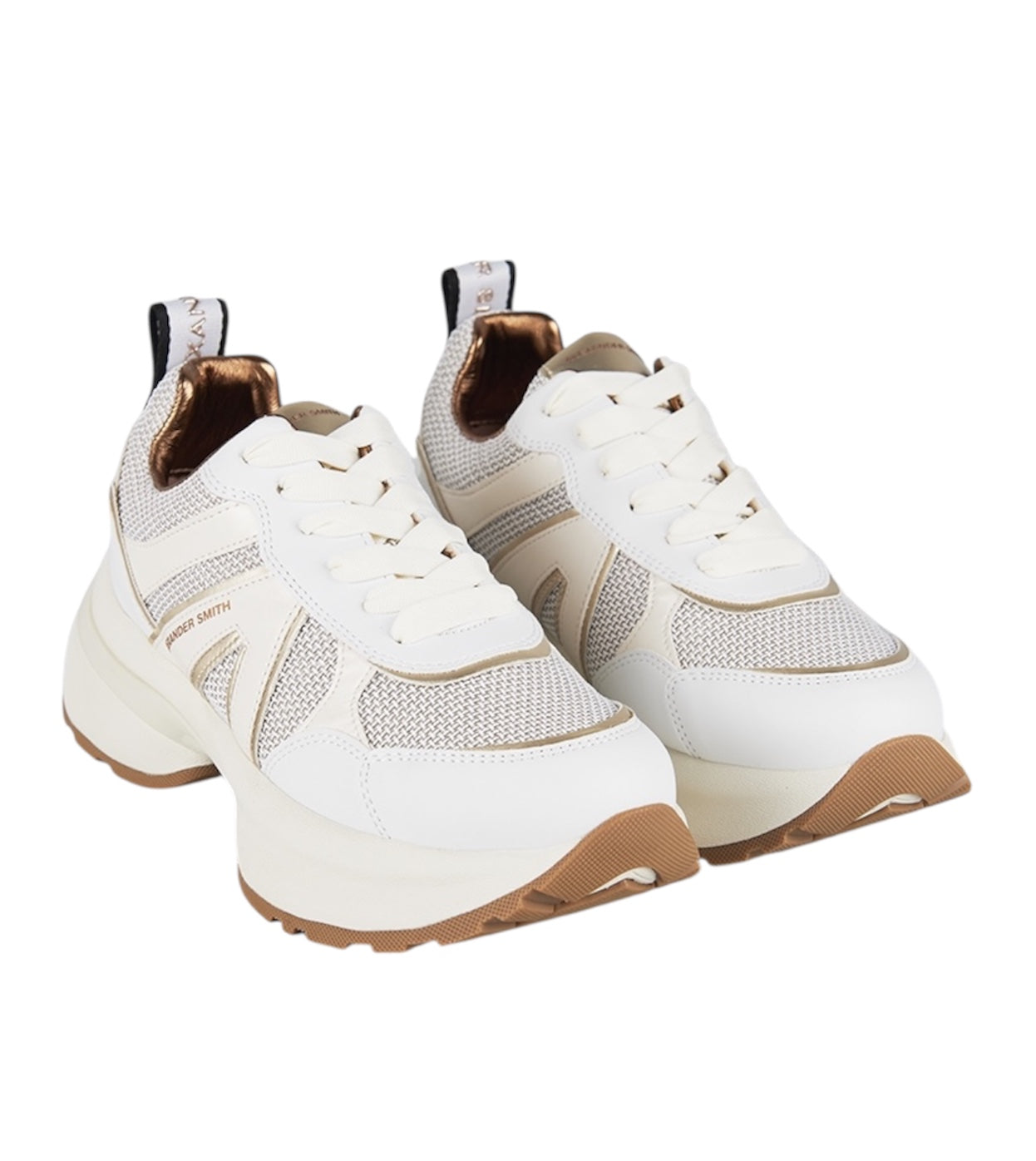 Vista frontale evidenziando linee eleganti e moderne della sneaker Victoria.