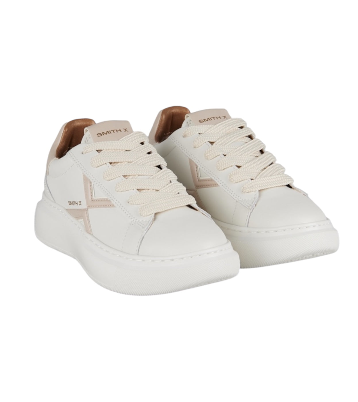 Vista frontale della sneaker con linee varsity pulite.