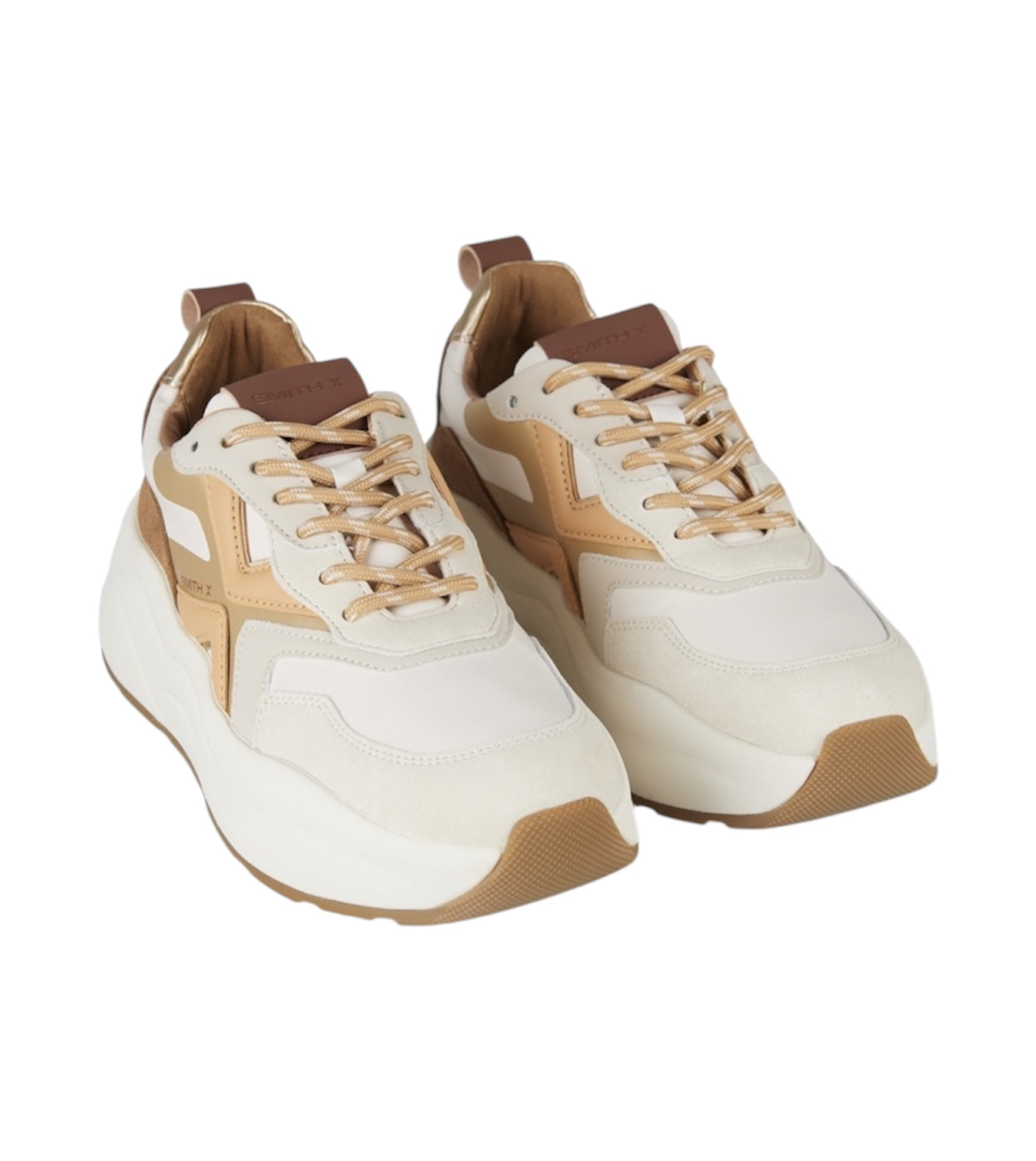 Vista frontale della sneaker con silhouette running moderna.