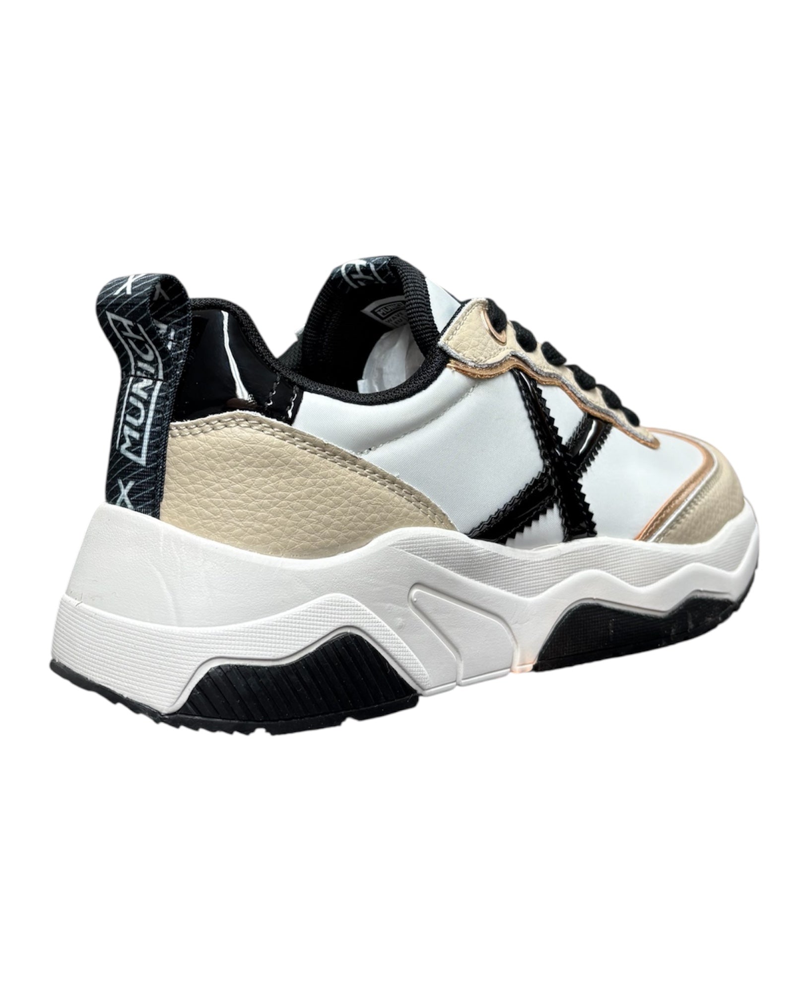 Dettaglio laterale sneakers donna MUNICH WAVE 105 design contemporaneo