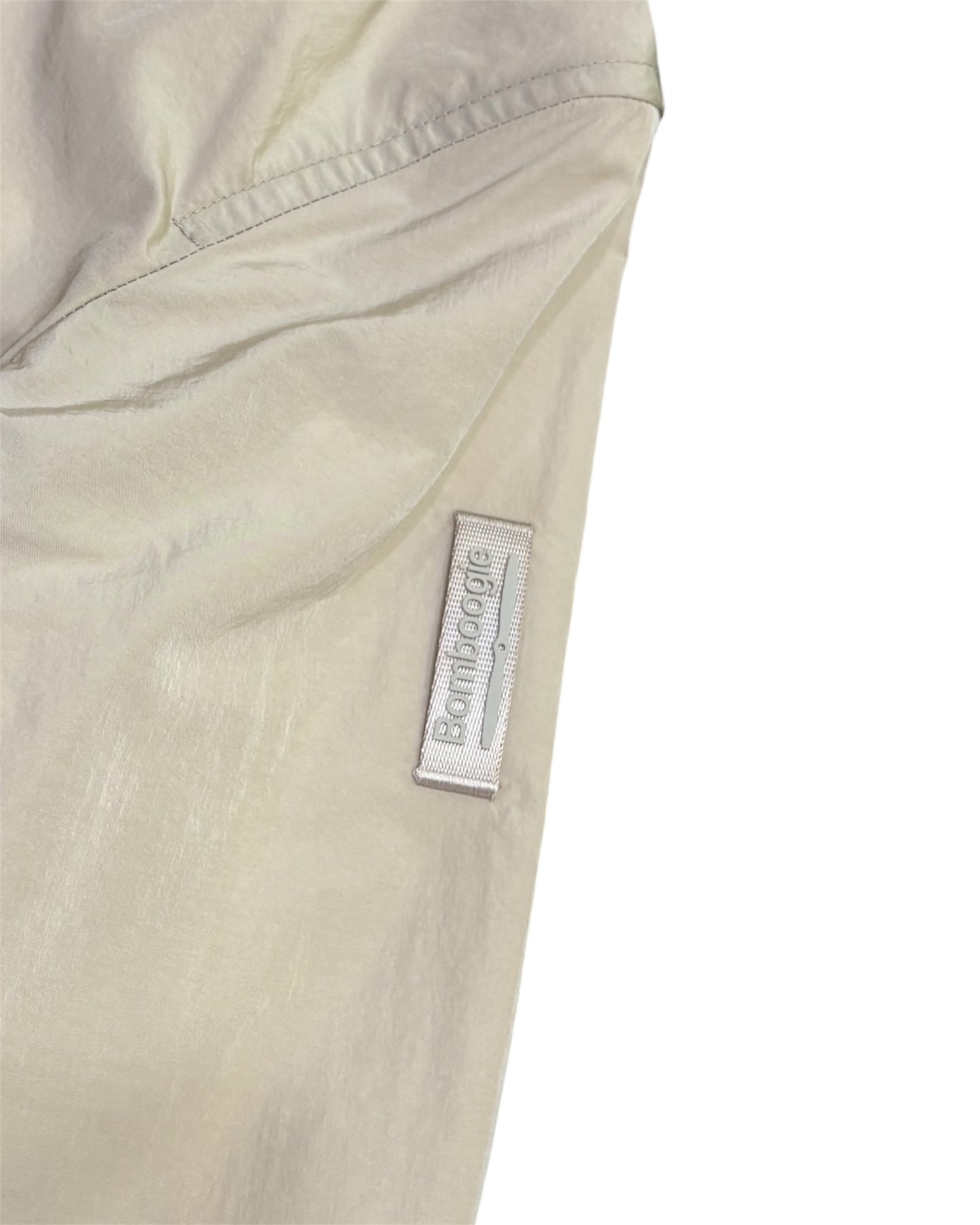 Nylon ad alta densità lucido con proprietà water resistant e windproof.