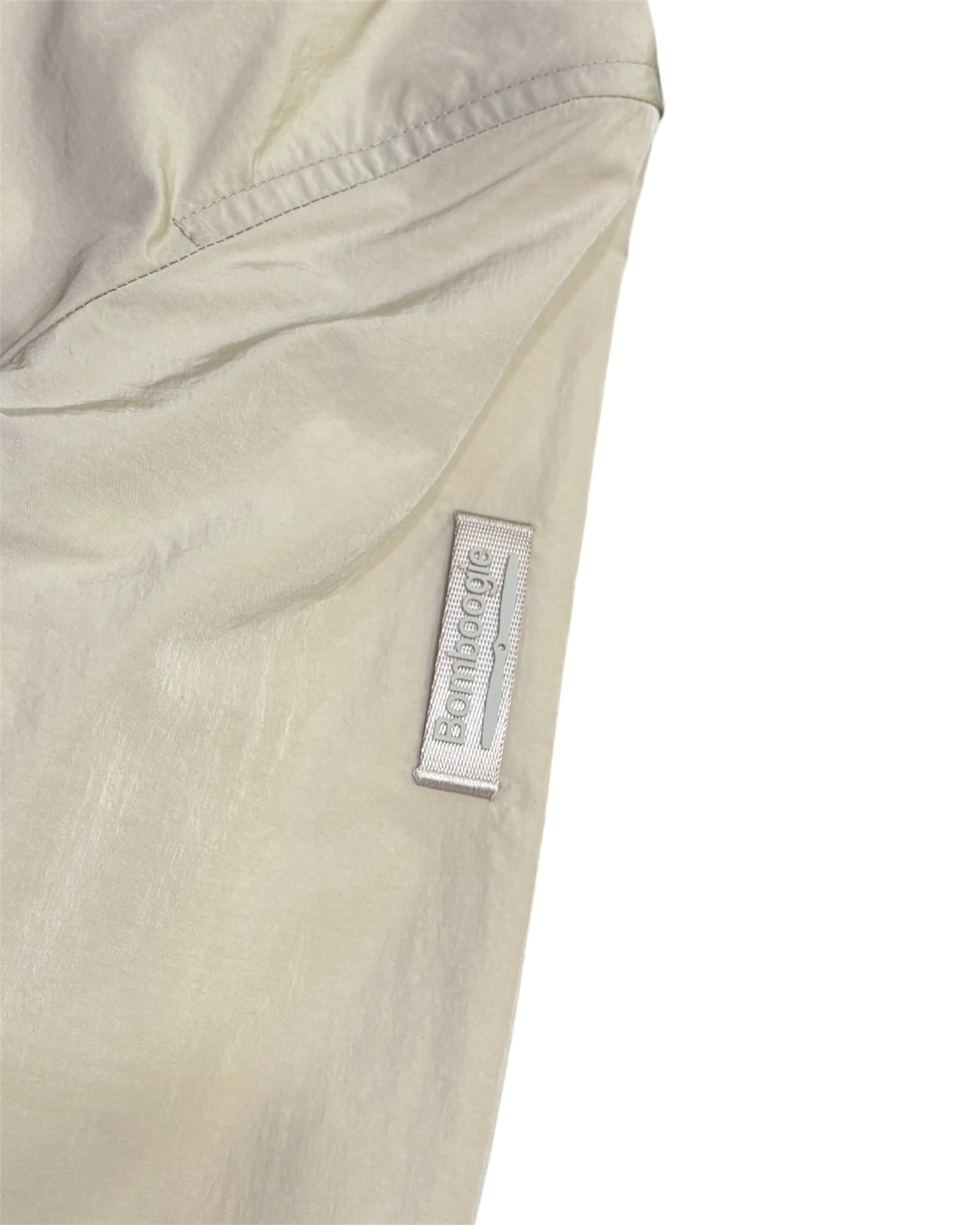 Nylon ad alta densità lucido con proprietà water resistant e windproof.