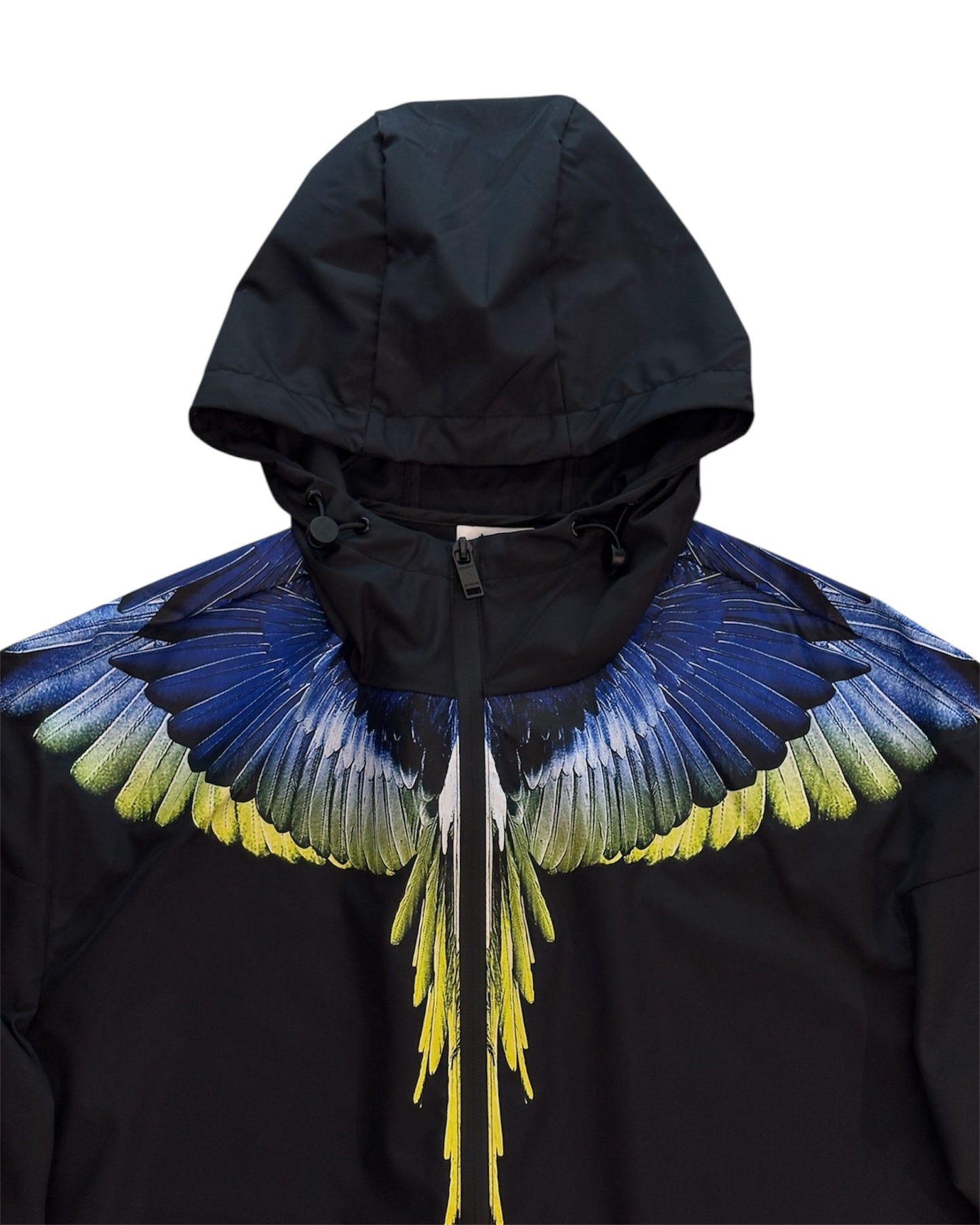 Primo piano del logo Marcelo Burlon che caratterizza il design del capo.