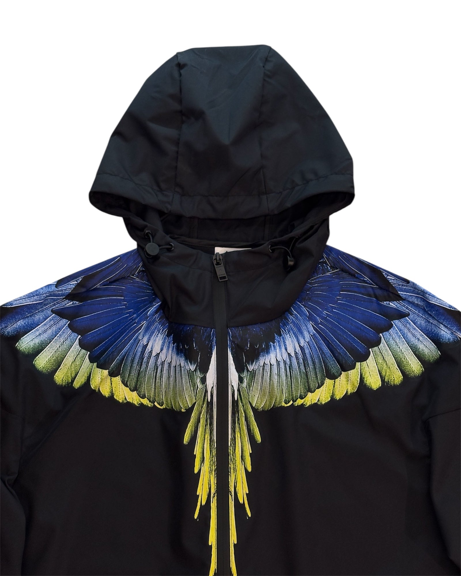 Primo piano del logo Marcelo Burlon che caratterizza il design del capo.