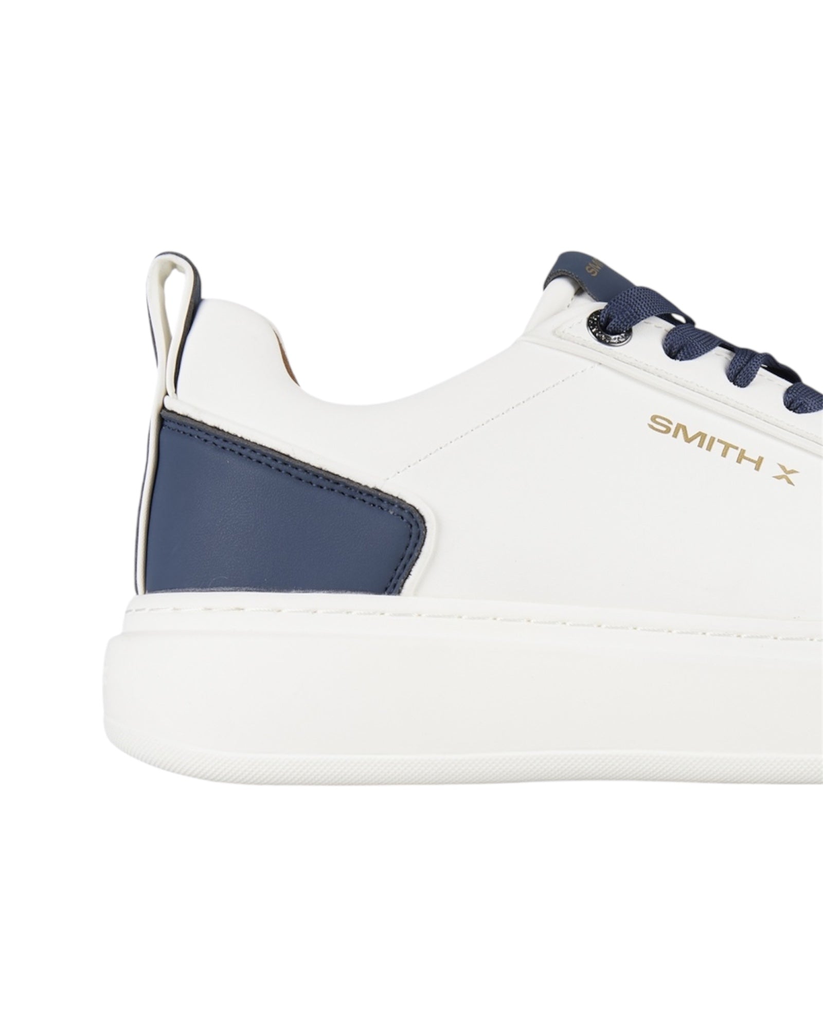 Primo piano del logo Smith X che caratterizza la sneaker.