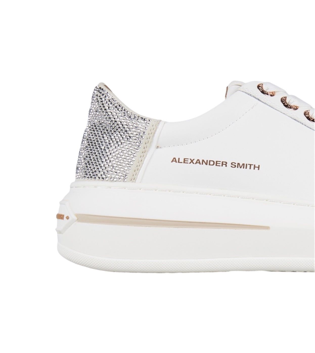 Primo piano del logo Alexander Smith sul lato della sneaker.