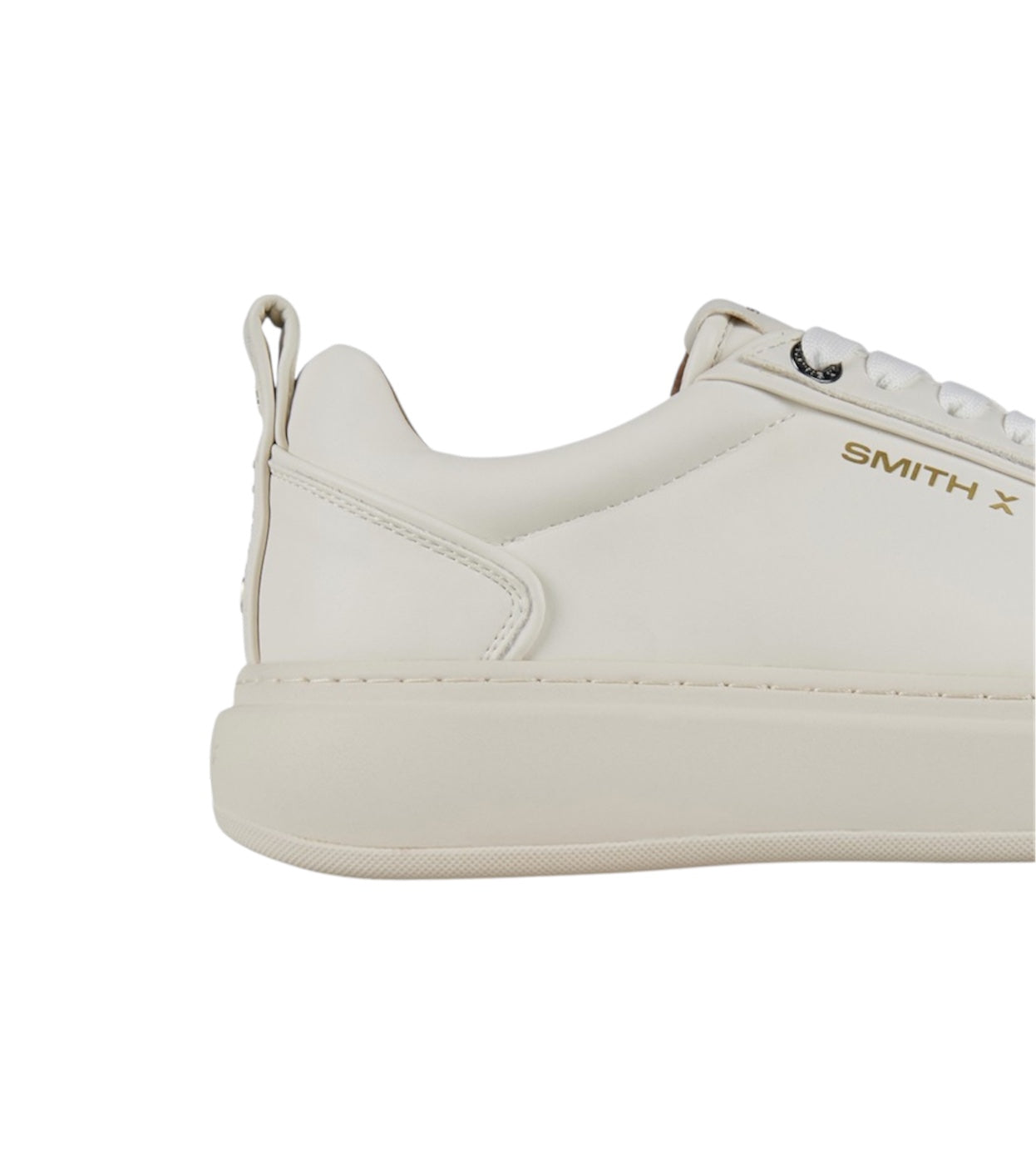Primo piano del logo Alexander Smith sul lato della sneaker.