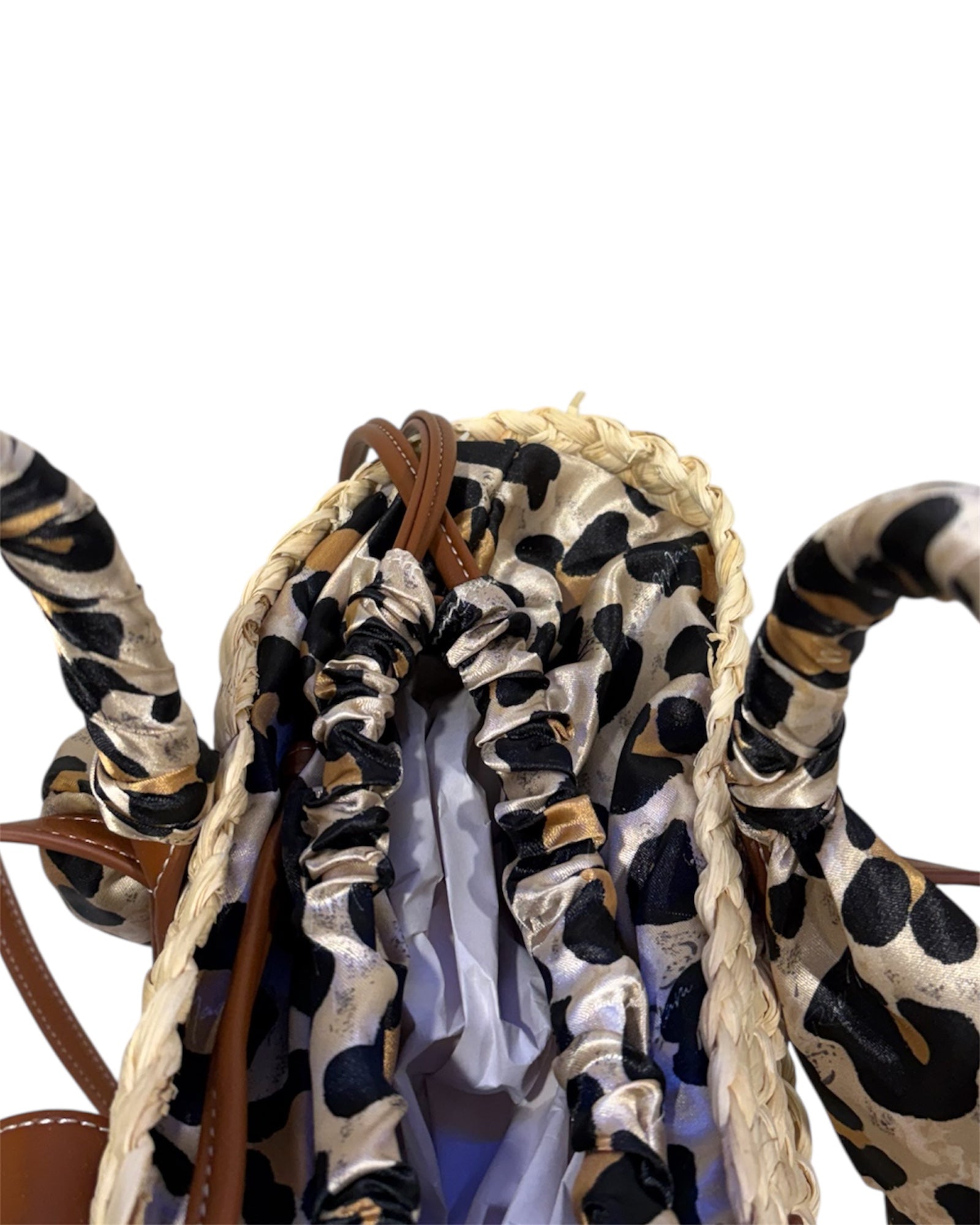Primo piano del manico avvolto con foulard animalier.