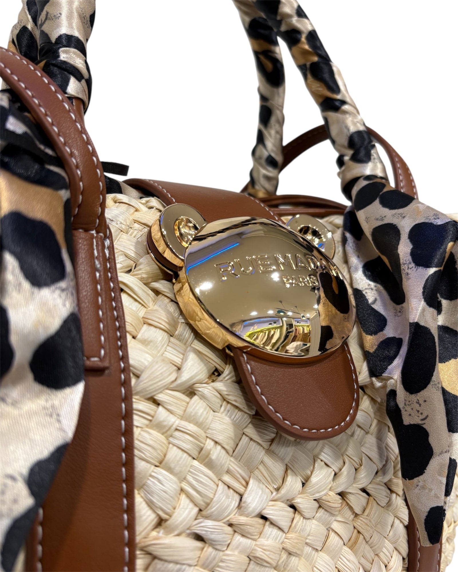 Particolare della texture in rafia intrecciata beige.