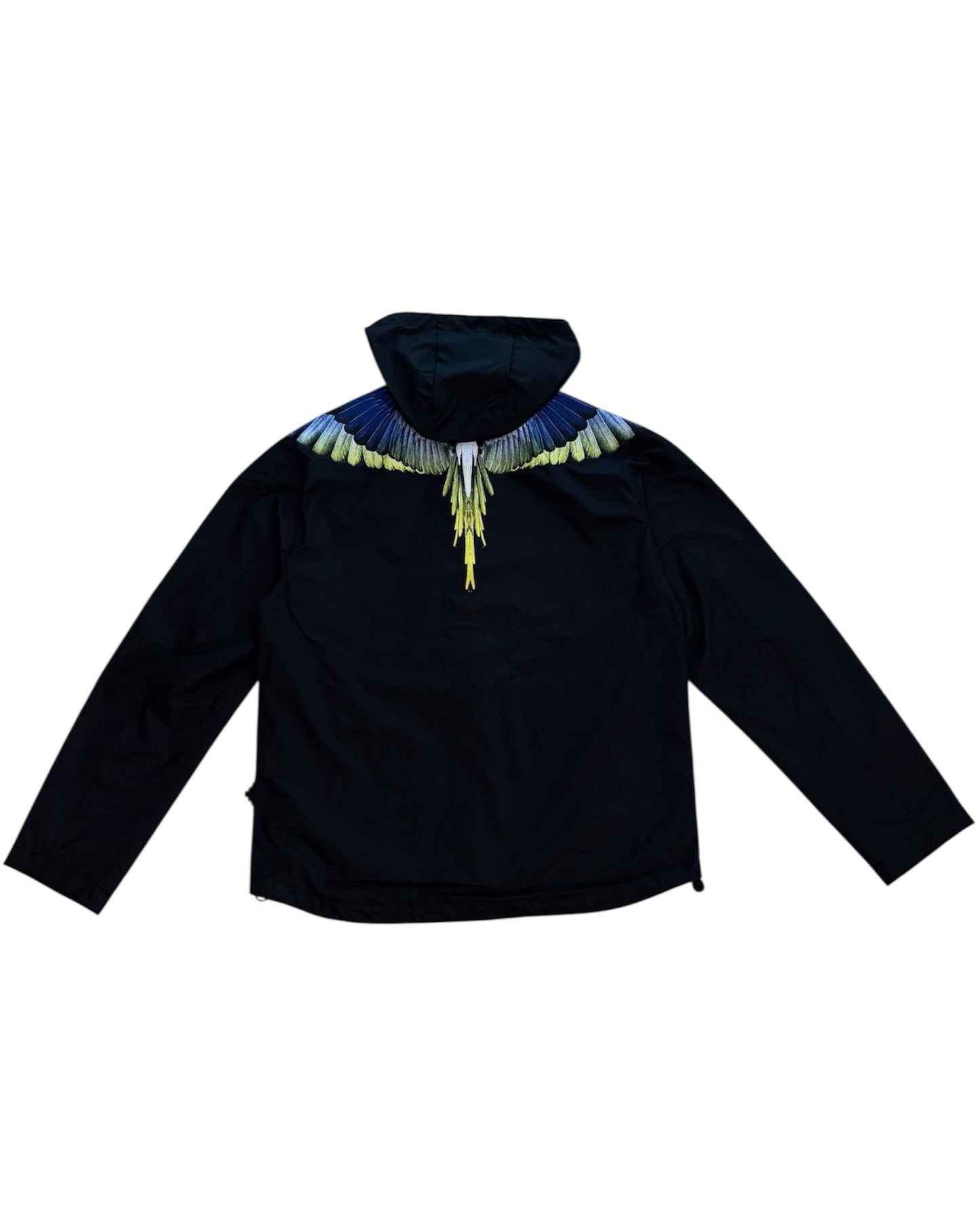 Particolare del logo sulle spalle, elemento distintivo dello stile del brand.