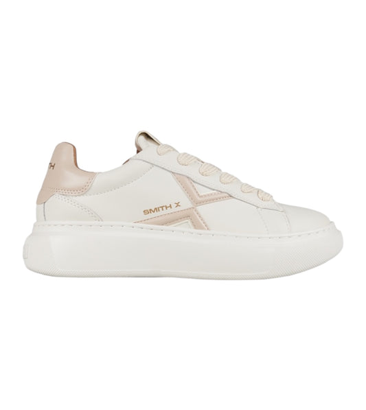 Vista laterale della sneaker College bianca con tallone rosa.