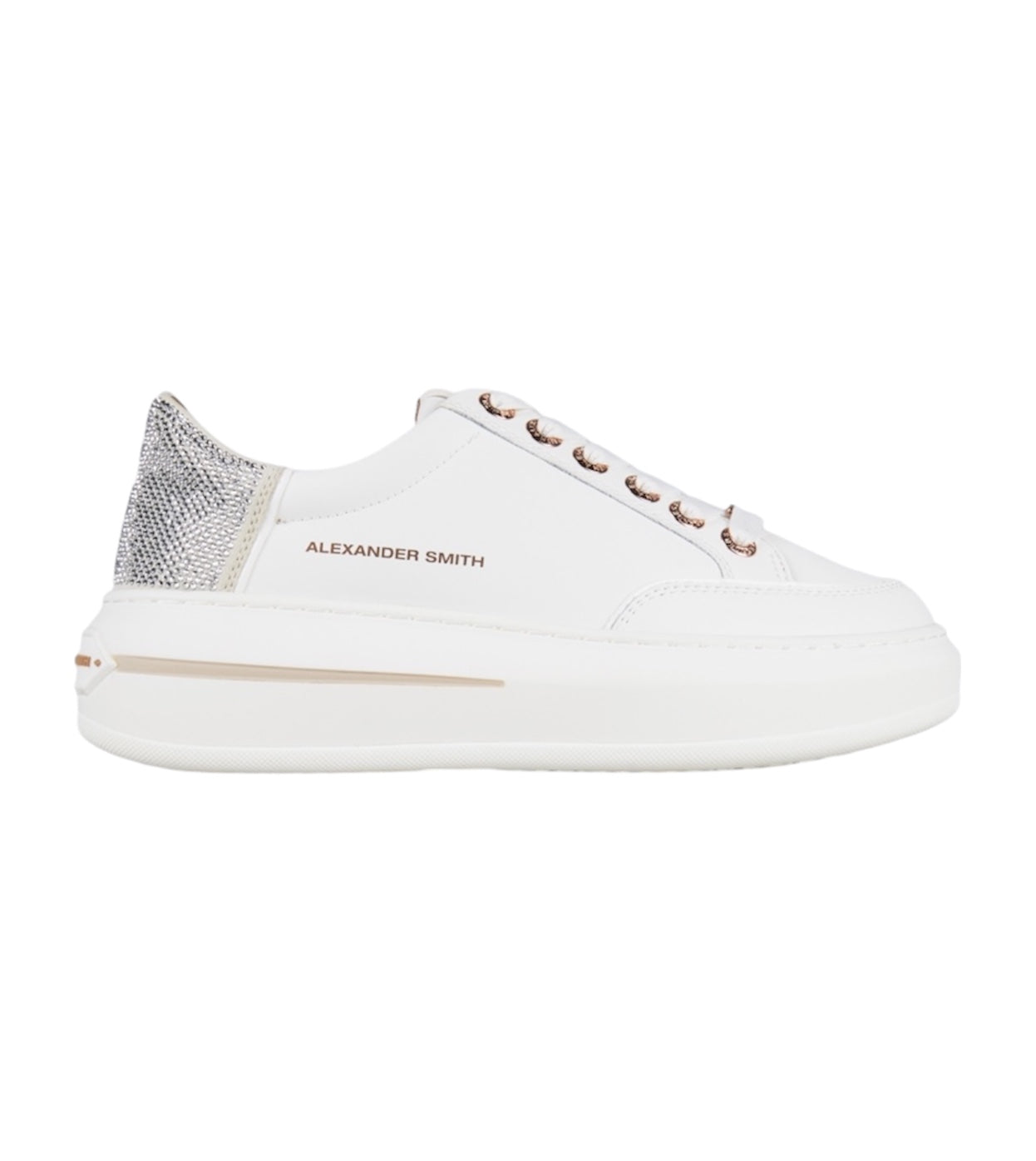 Vista laterale della sneaker Lancaster bianca con tallone strass argento.