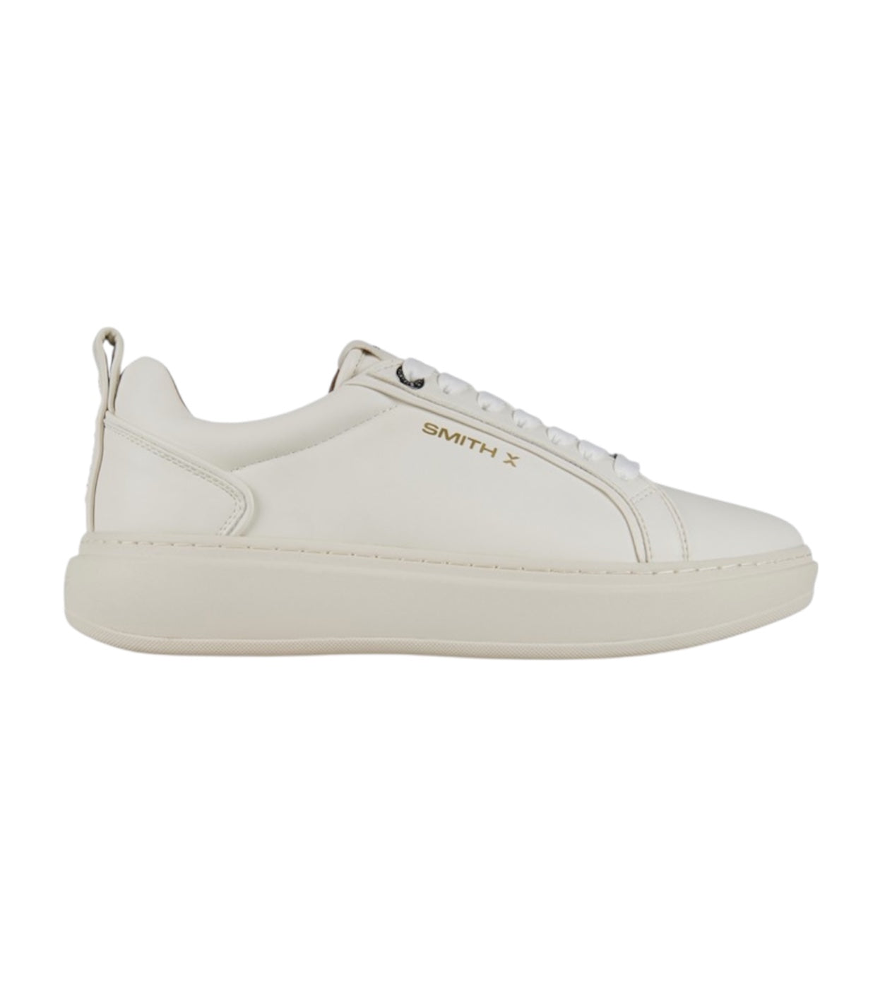 Vista laterale della sneaker Stone total white con design minimal e logo laterale.
