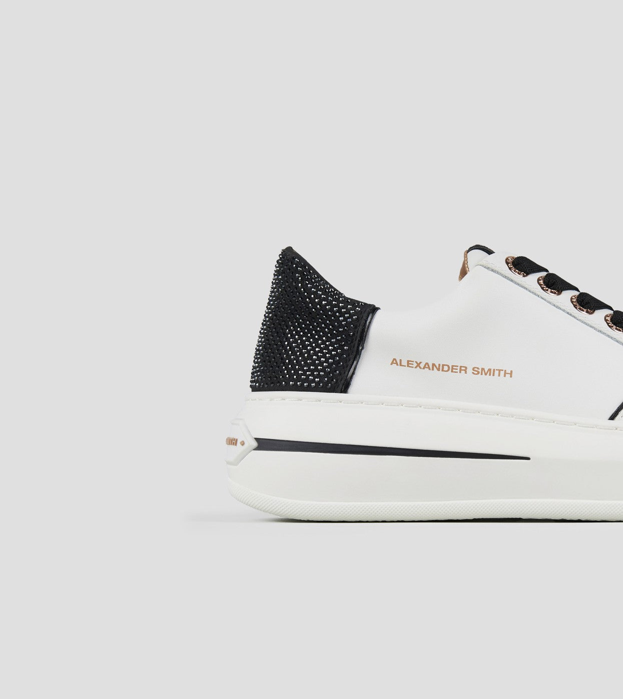 Vista posteriore del tallone bianco con logo della sneaker Lancaster