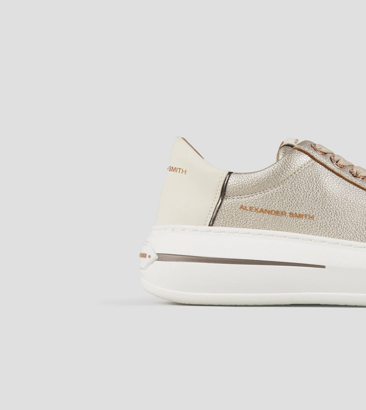 Vista posteriore del tallone bianco con logo della sneaker Lancaster