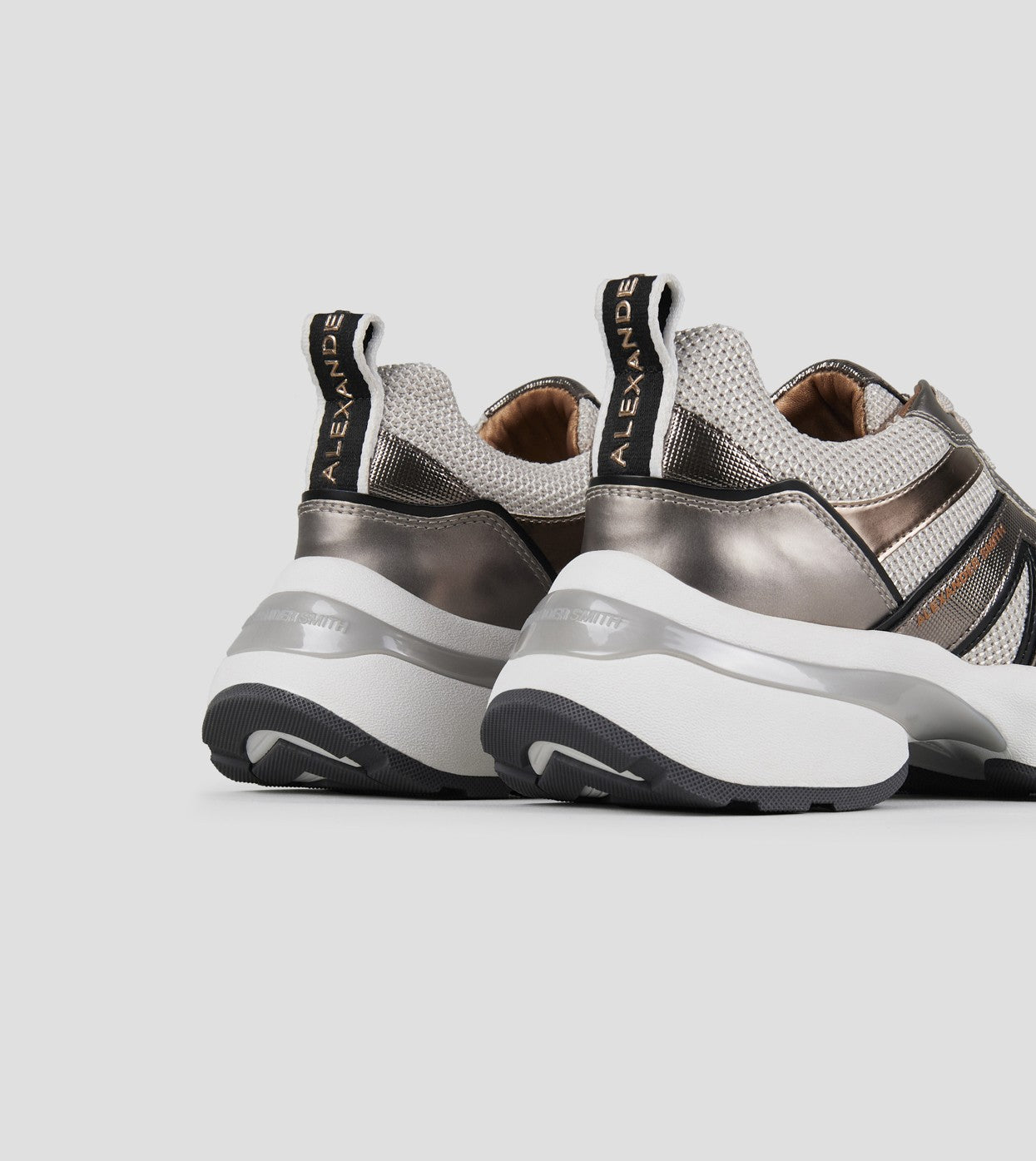 Vista del tallone con logo posteriore della sneaker Alexander Smith Victoria.