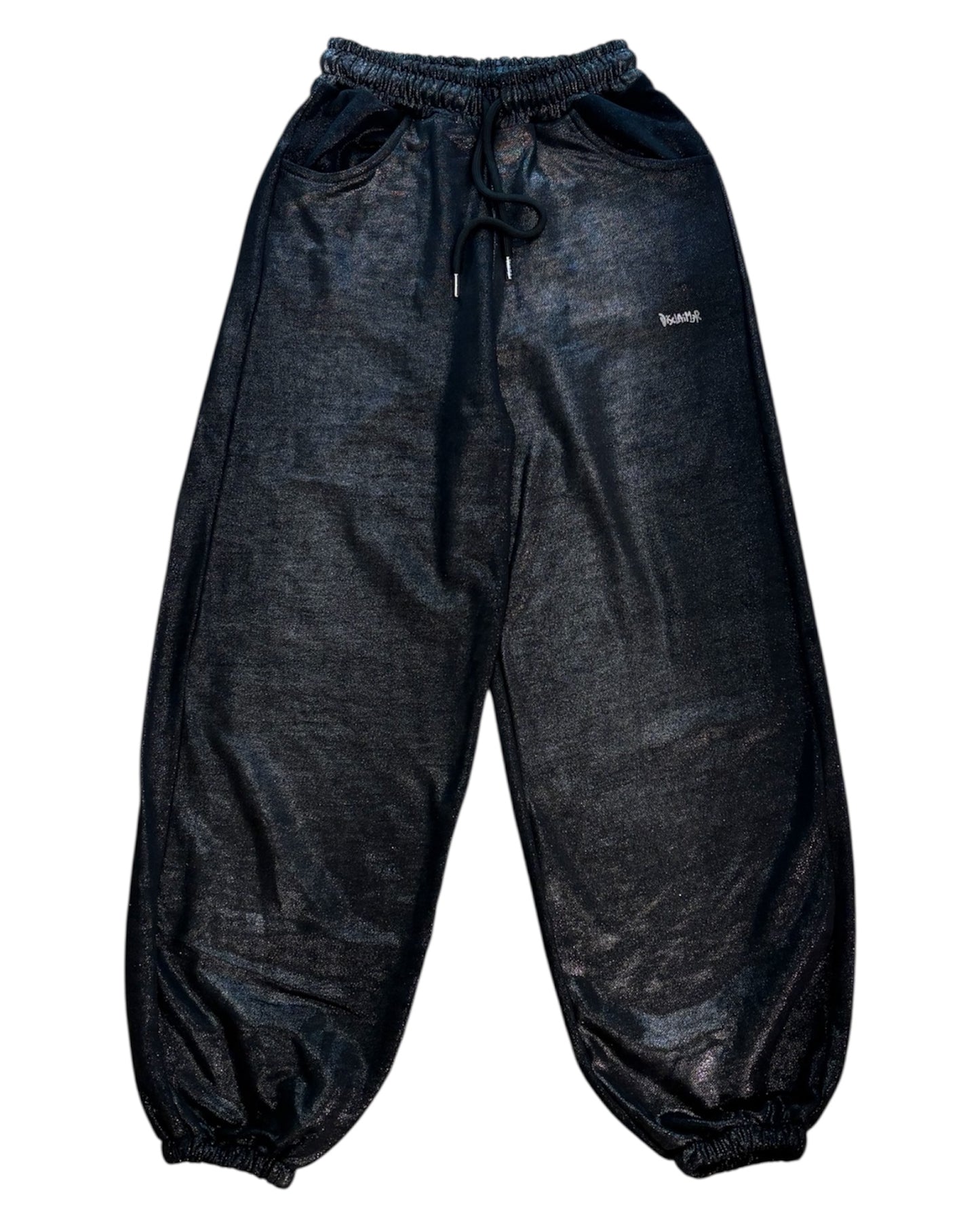 Vista frontale del pantalone Disclaimer nero effetto laminato con vestibilità morbida.