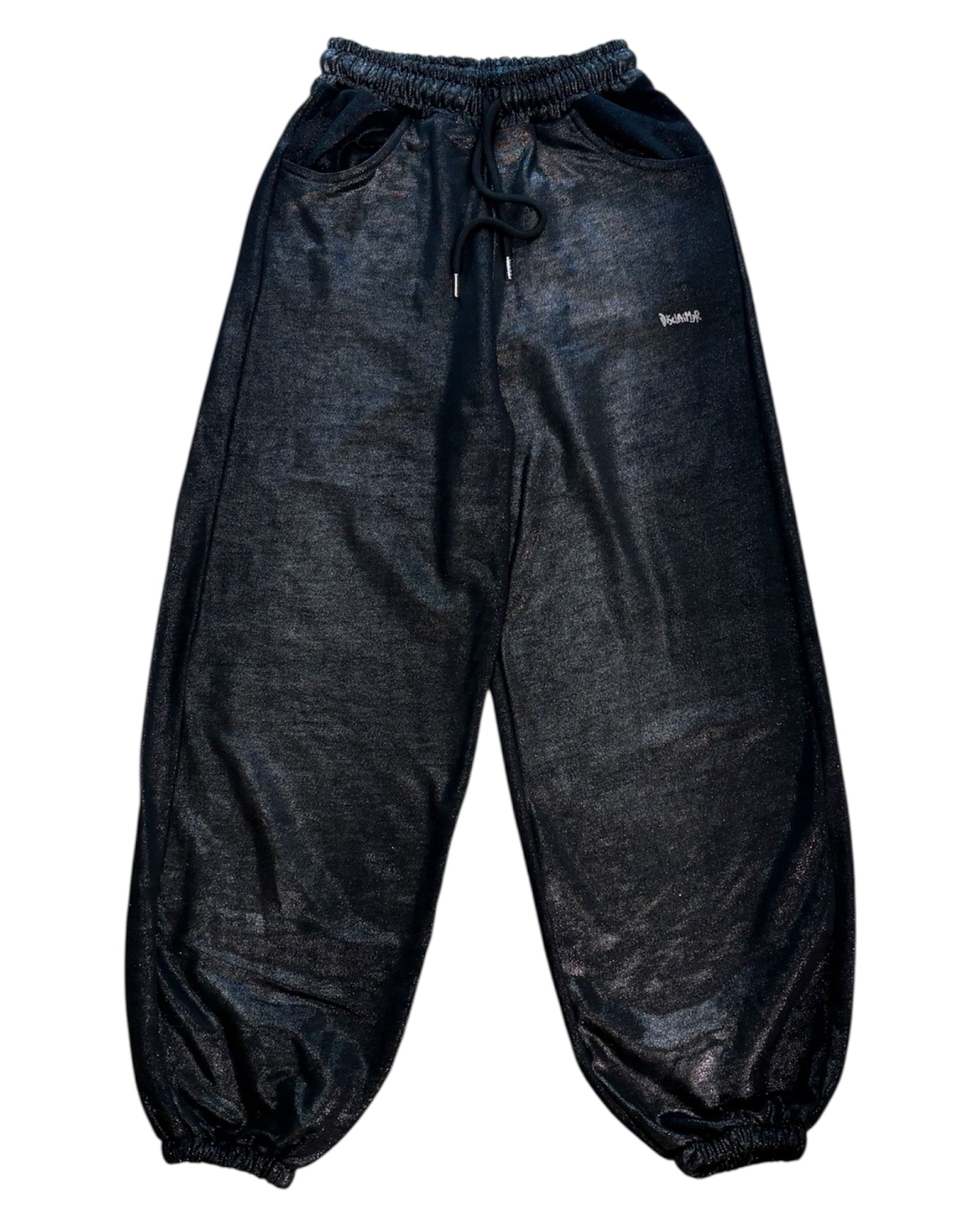 Vista frontale del pantalone Disclaimer nero effetto laminato con vestibilità morbida.