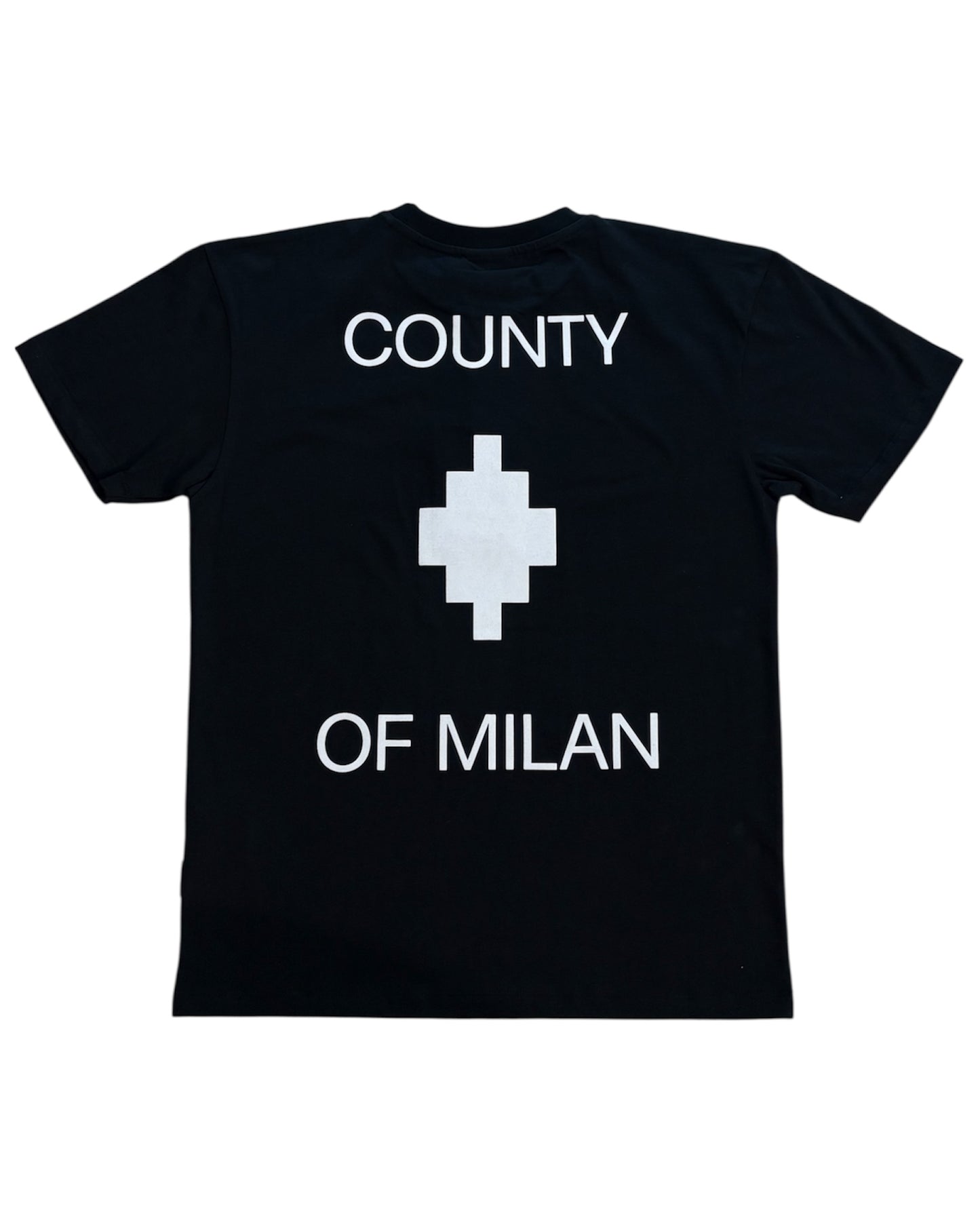 Retro della t-shirt con stampa continua, elemento distintivo del design.