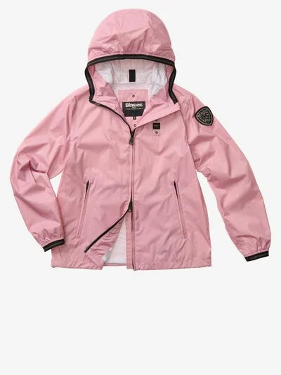 Vista frontale del giubbetto ANAWAN con cappuccio fisso e chiusura con zip.