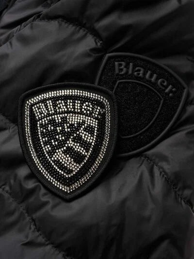 Particolare del patch glitterato removibile con velcro e passante con logo.