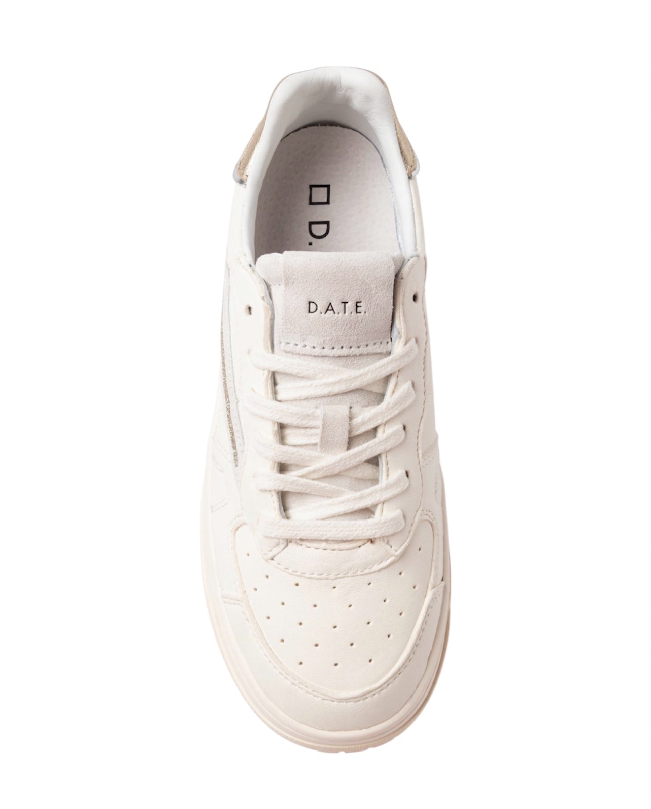Dettaglio della linguetta in suede con logo D.A.T.E.
