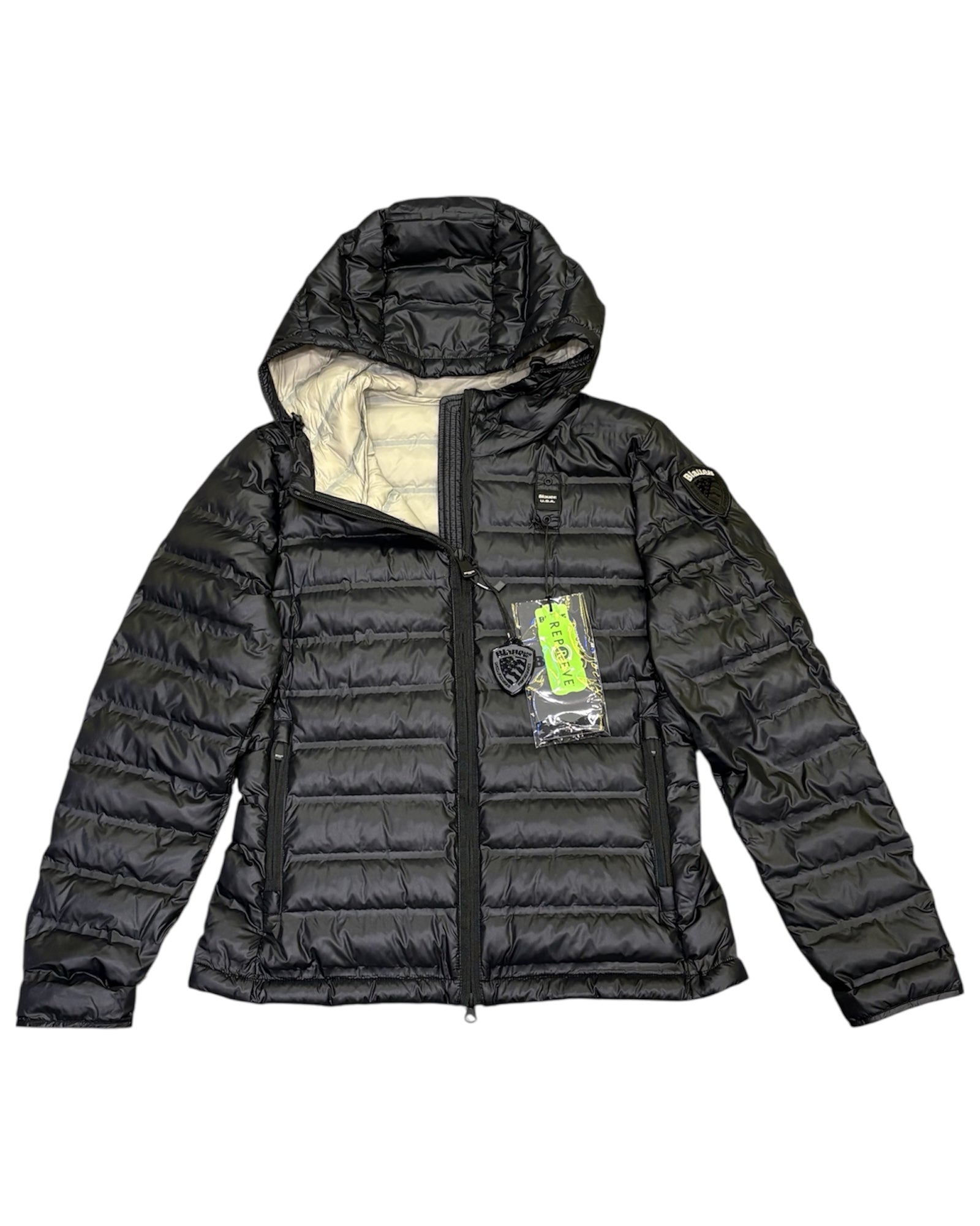 Vista frontale della giacca ELLIS nera con cappuccio fisso e chiusura con zip.