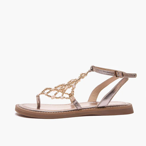 Vista frontale del sandalo in pelle laminata con strass.
