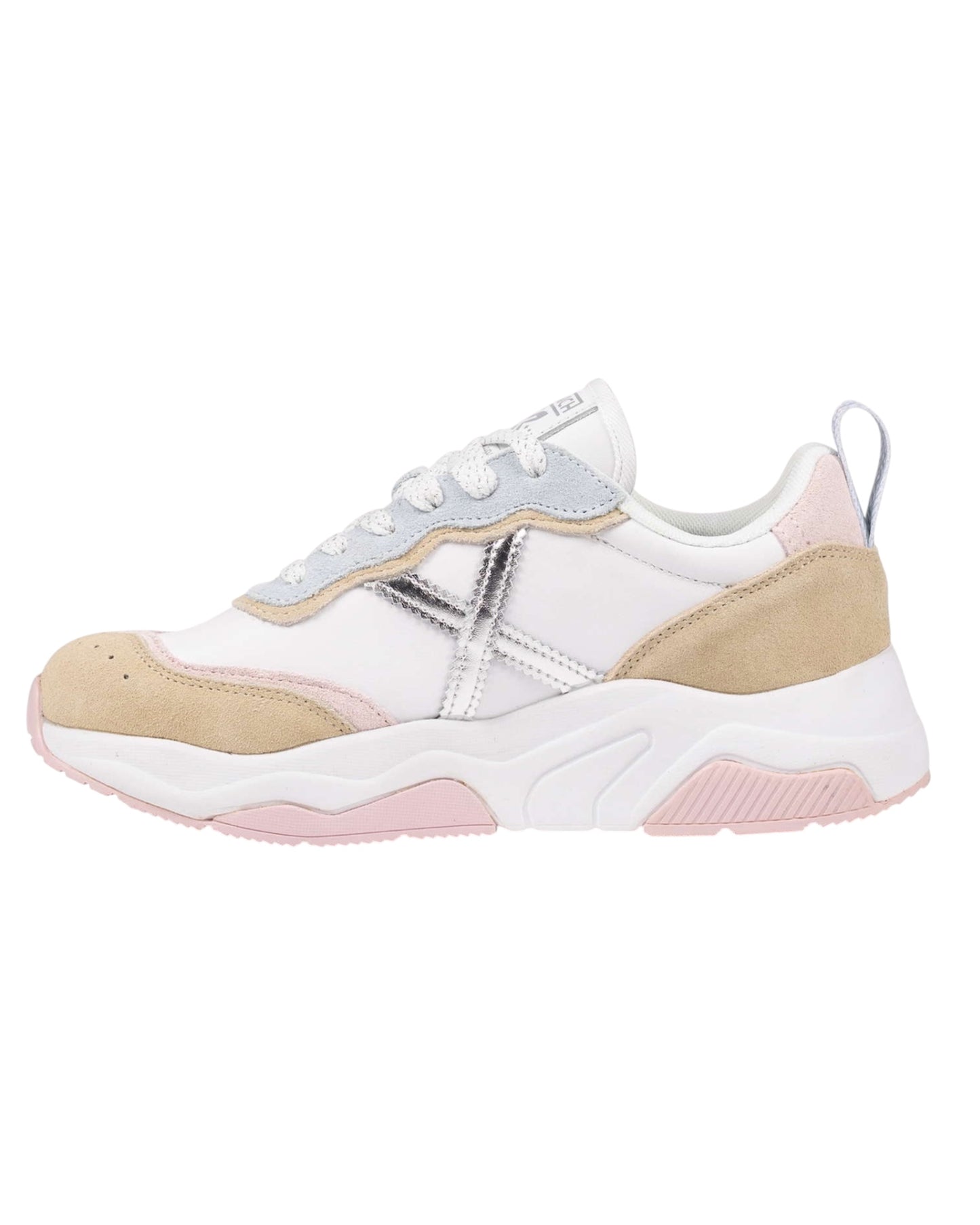 Vista posteriore delle sneakers con struttura rialzata.