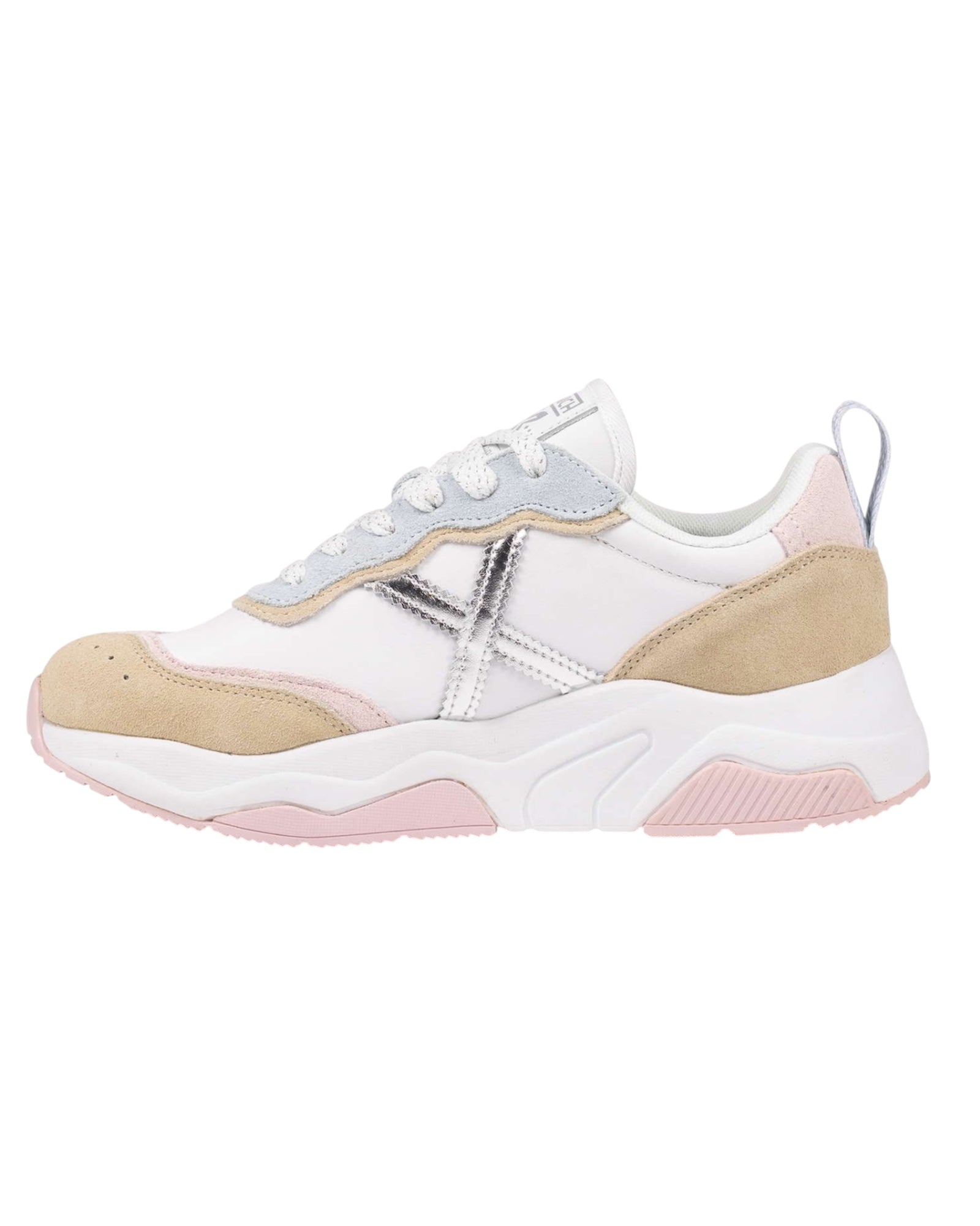 Vista posteriore delle sneakers con struttura rialzata.