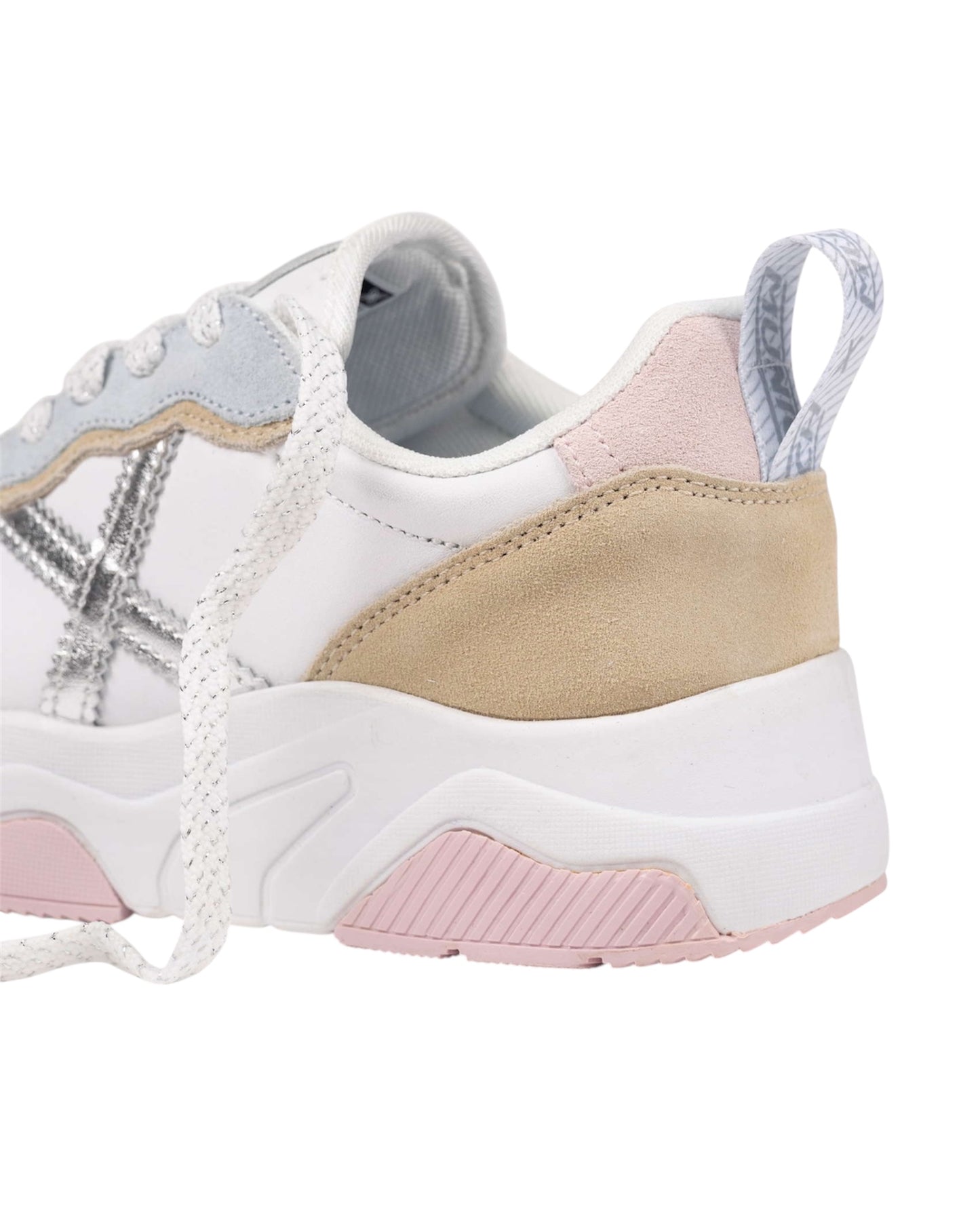 Vista laterale delle sneakers con suola volumetrica a zeppa.
