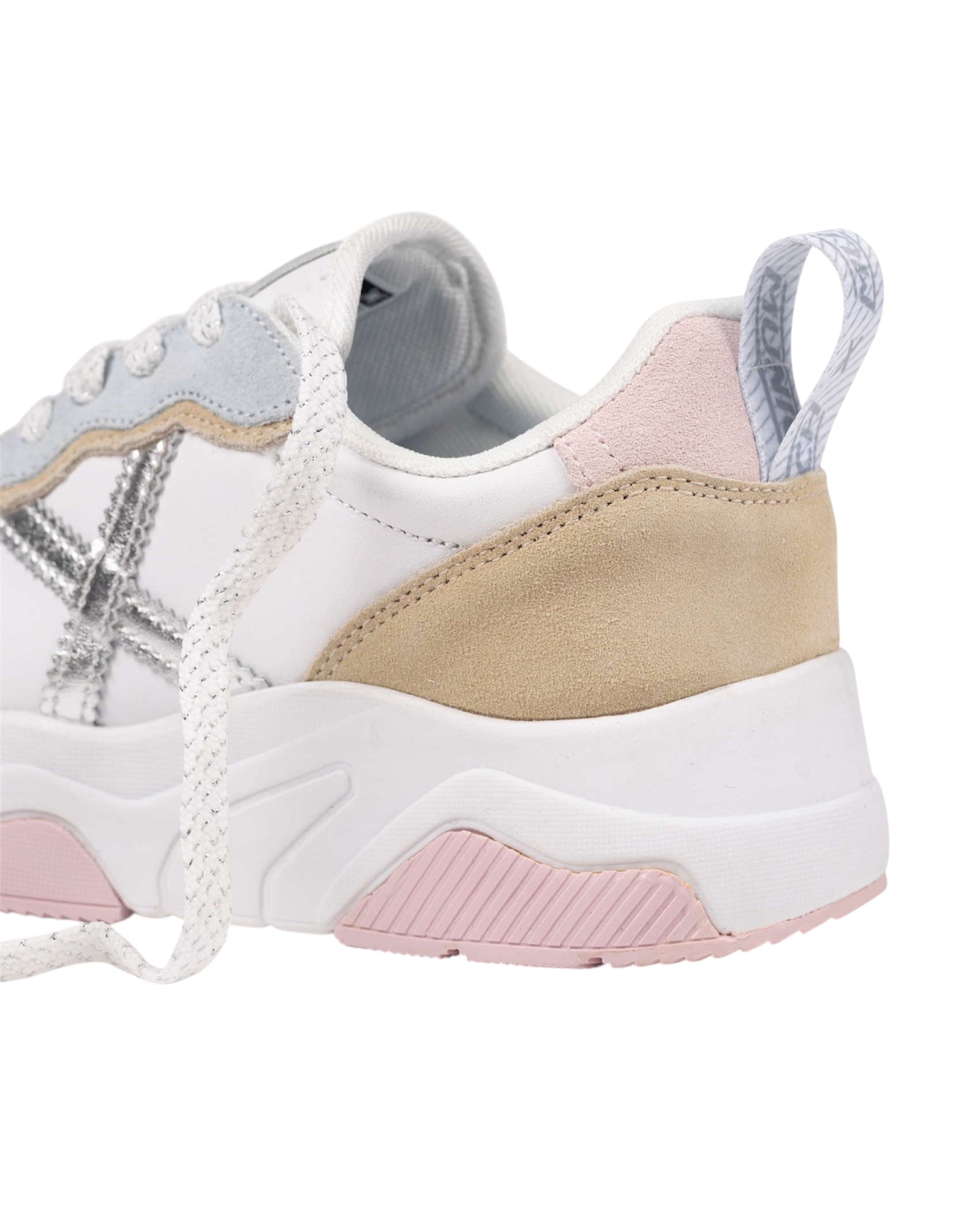 Vista laterale delle sneakers con suola volumetrica a zeppa.
