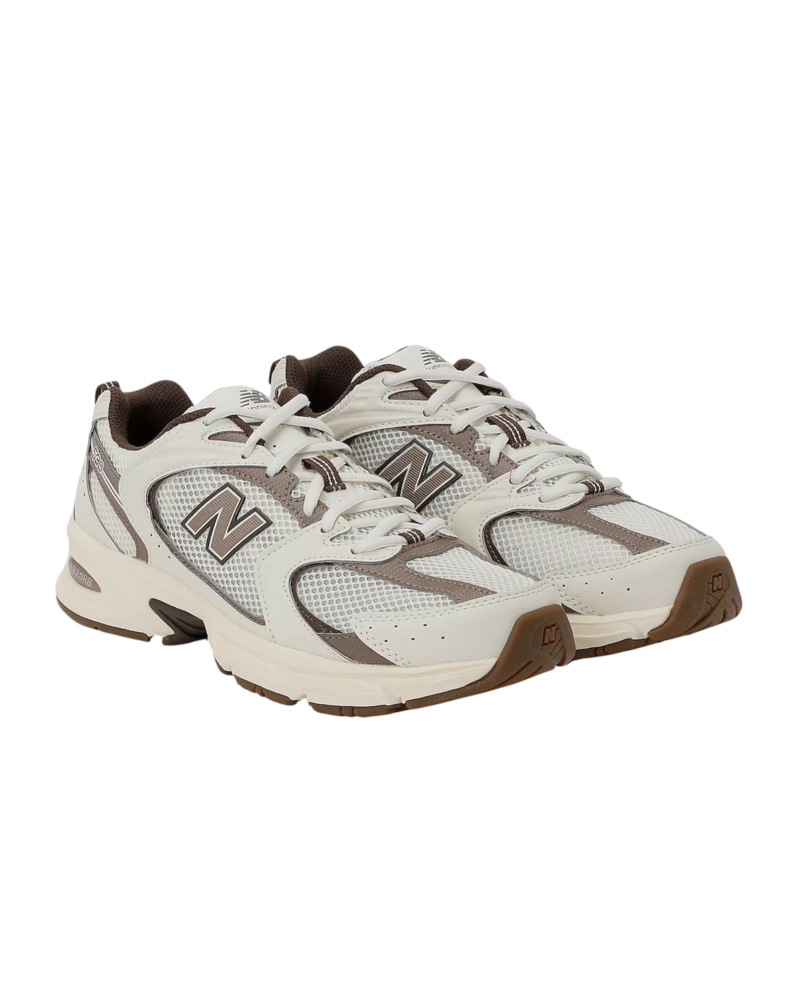 Vista laterale delle sneakers con tomaia in mesh e inserti sintetici.