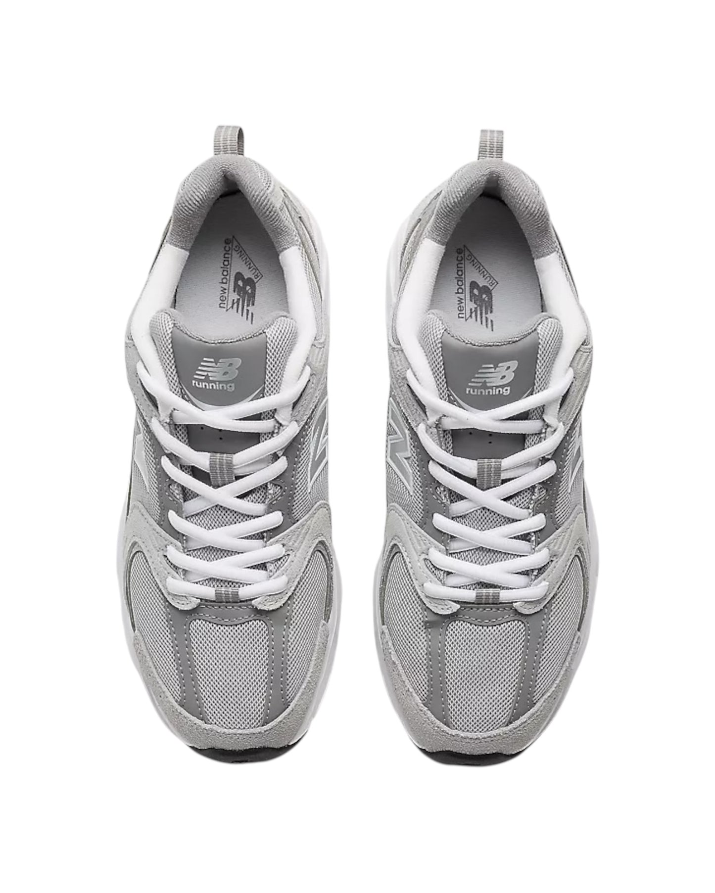 Vista posteriore delle sneakers con struttura sportiva e stabile.
