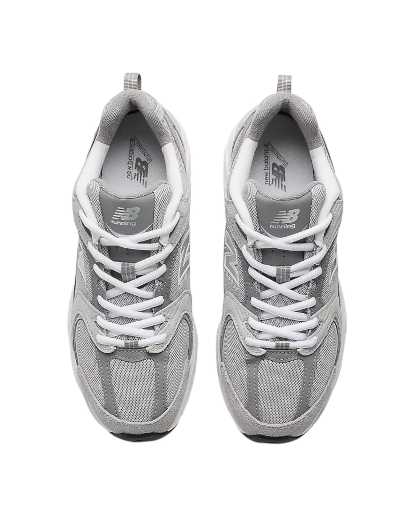 Vista posteriore delle sneakers con struttura sportiva e stabile.