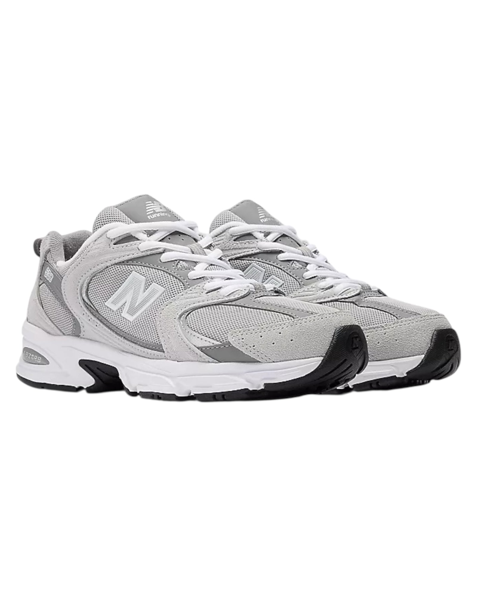 Vista laterale delle sneakers con tomaia in mesh e inserti sintetici.